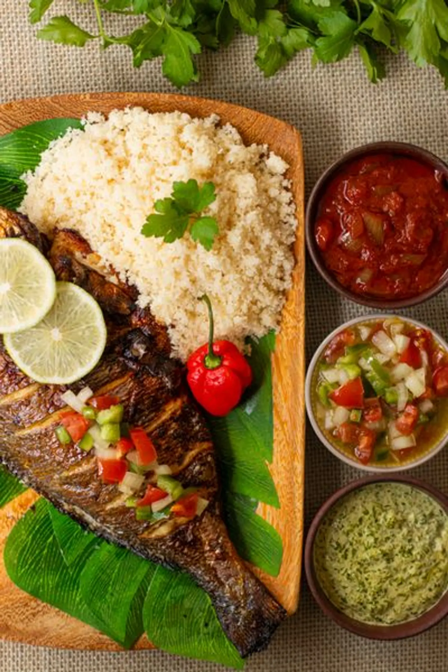 attieke poisson et diverses sauces vue d en haut