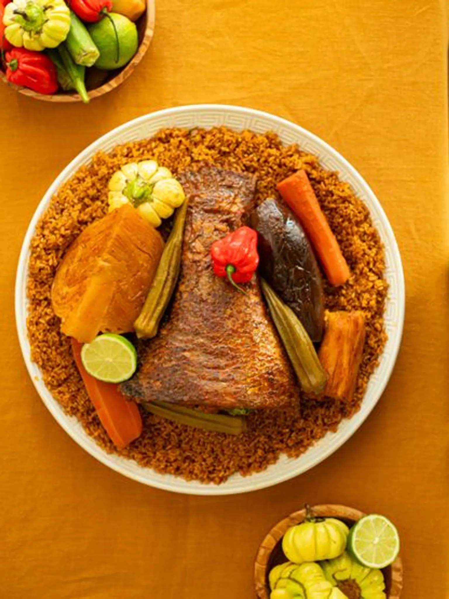 plat de thieboudieune sur nappe jaune vue d en haut cote avant du plat portrait