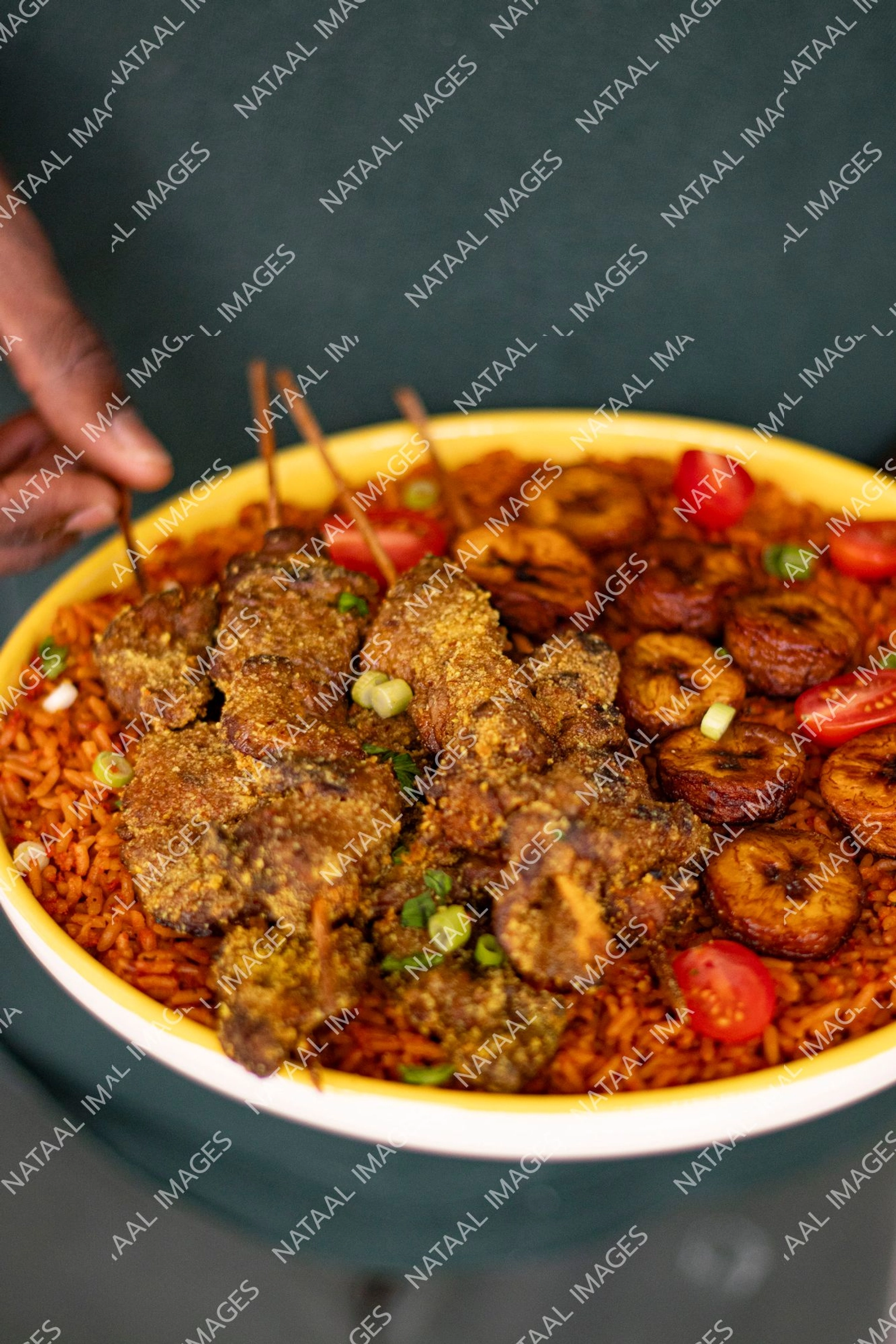 plat de riz jolof brochettes haoussa et alloco vue en plongee