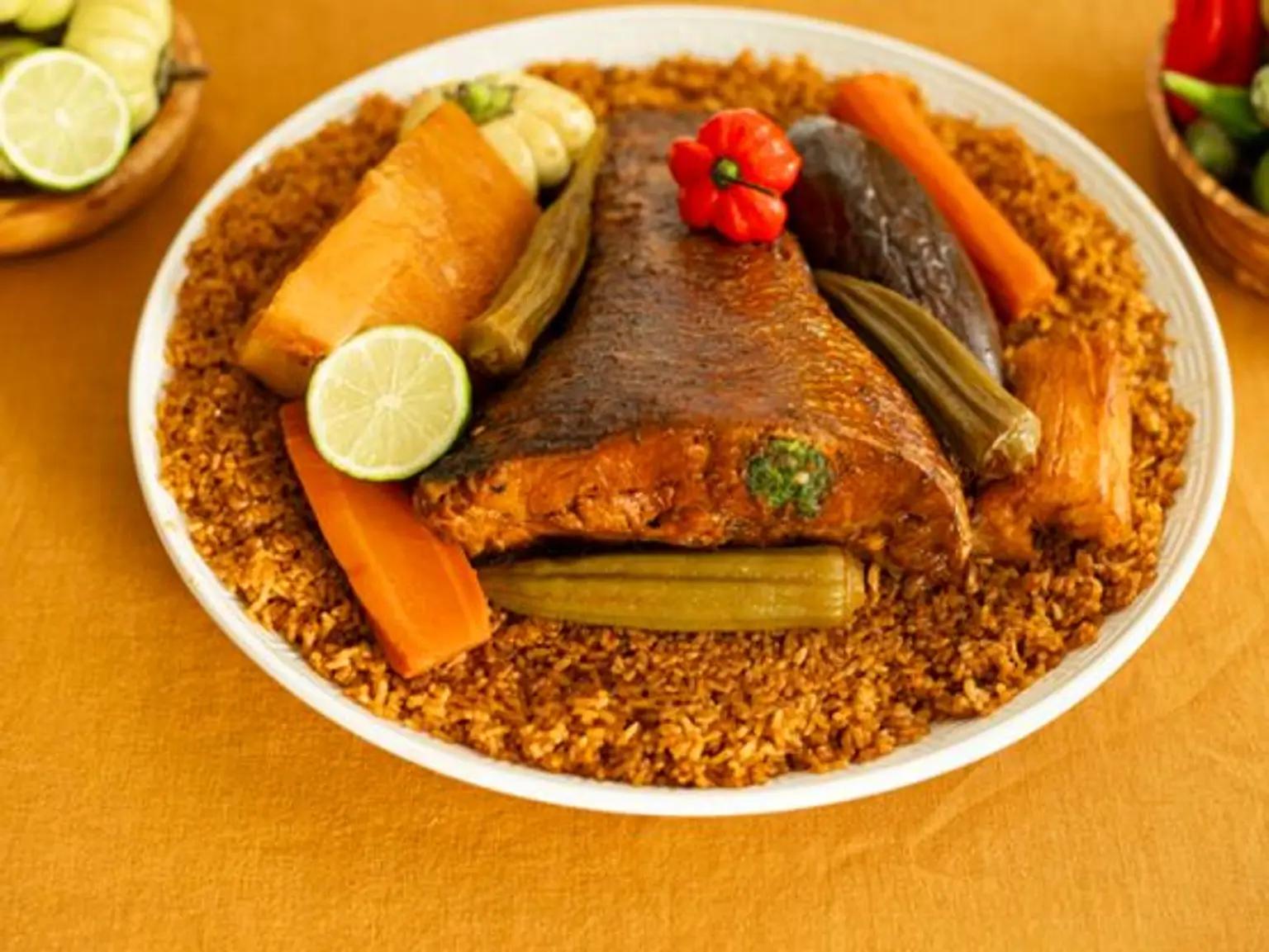 plat de thieboudieune sur nappe jaune vue en plongee sur face du plat