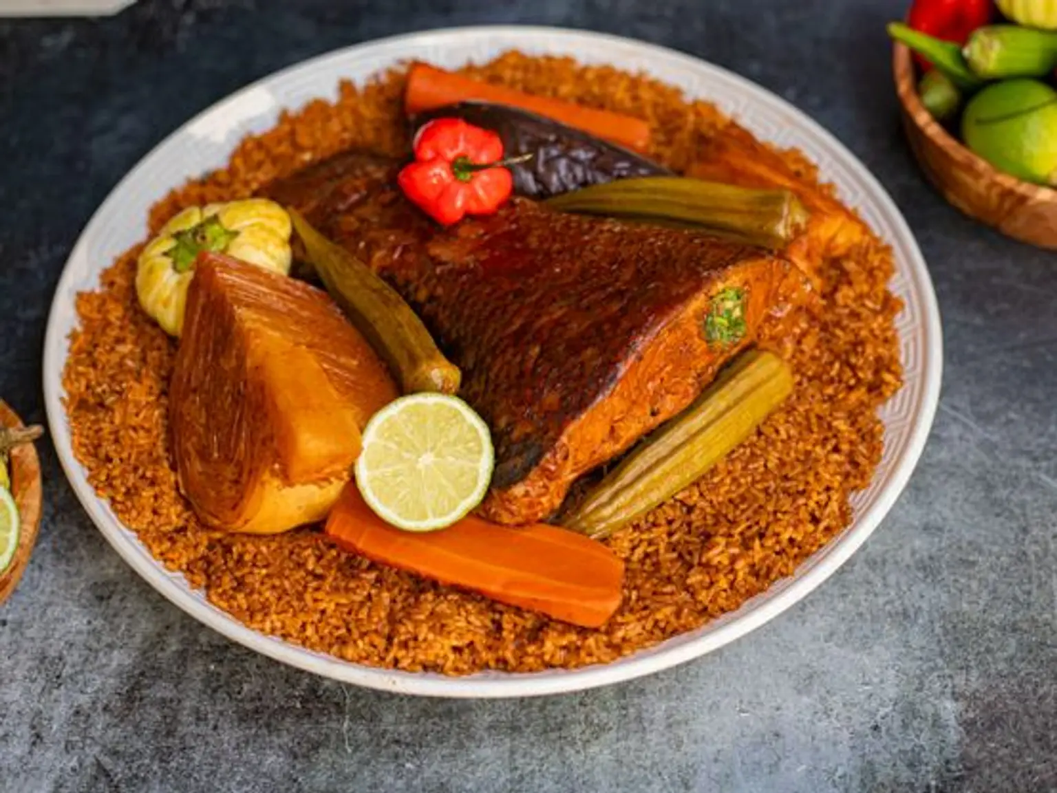 plat de thieboudieune sur table grise vue de cote