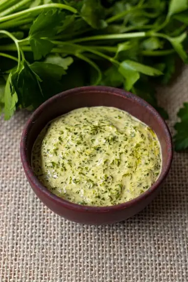 petit bol de sauce verte