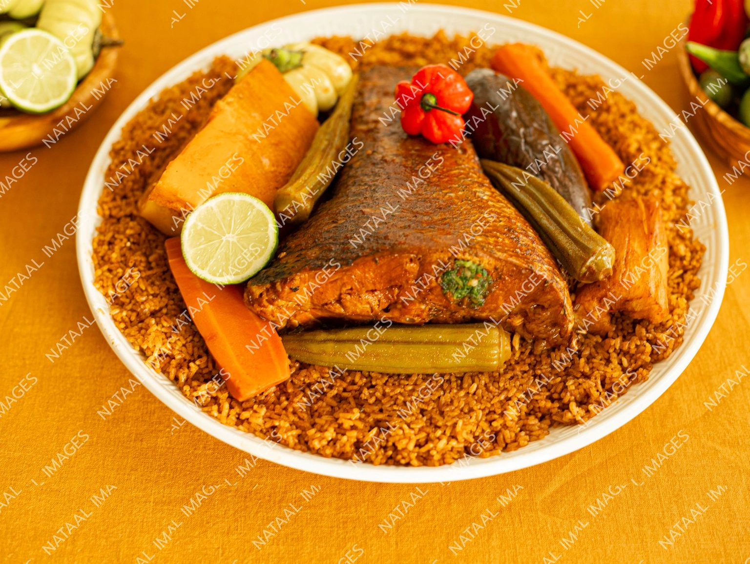 plat de thieboudieune sur nappe jaune vue en plongee