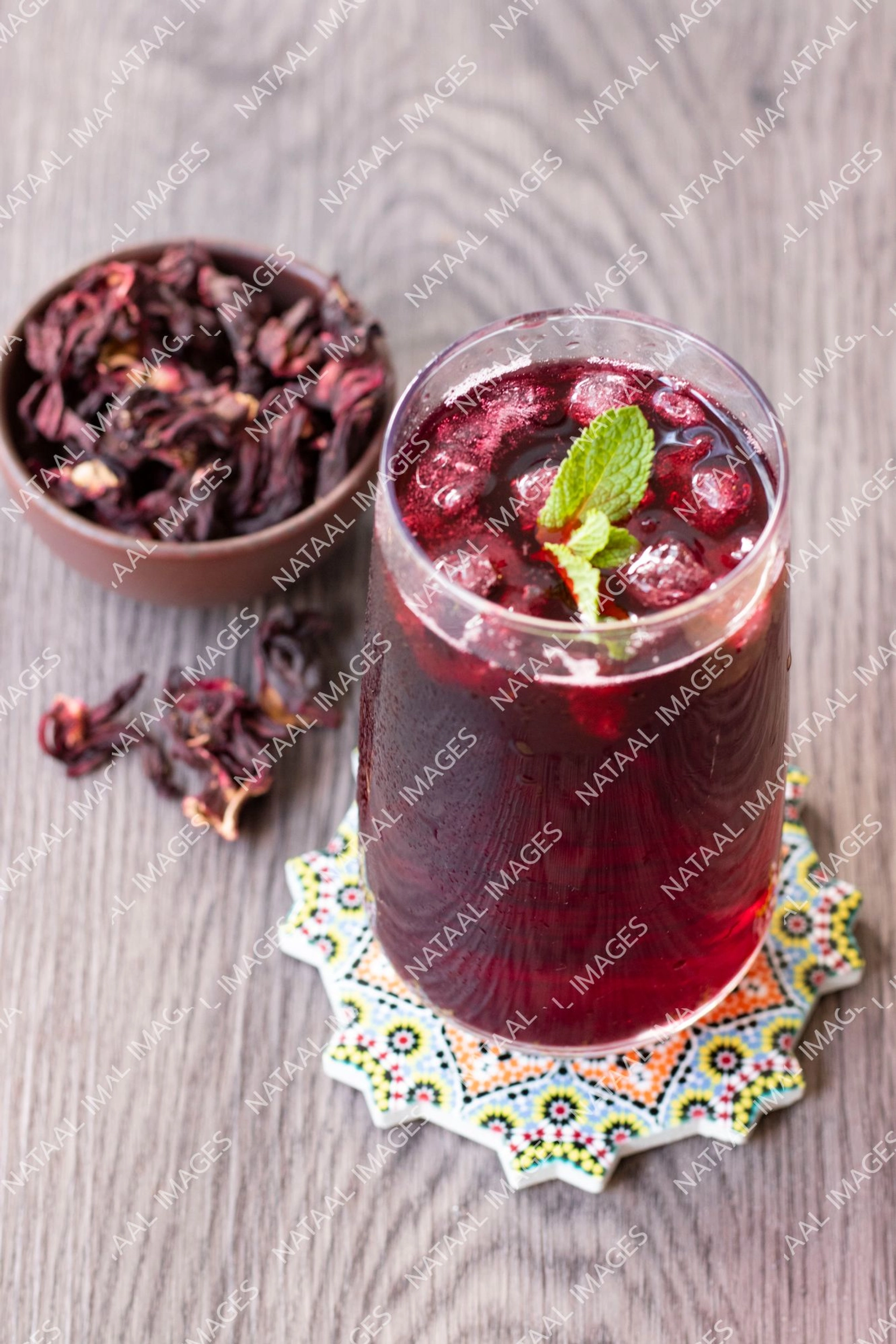verre de jus de bissap rouge sur sous tasse coloree