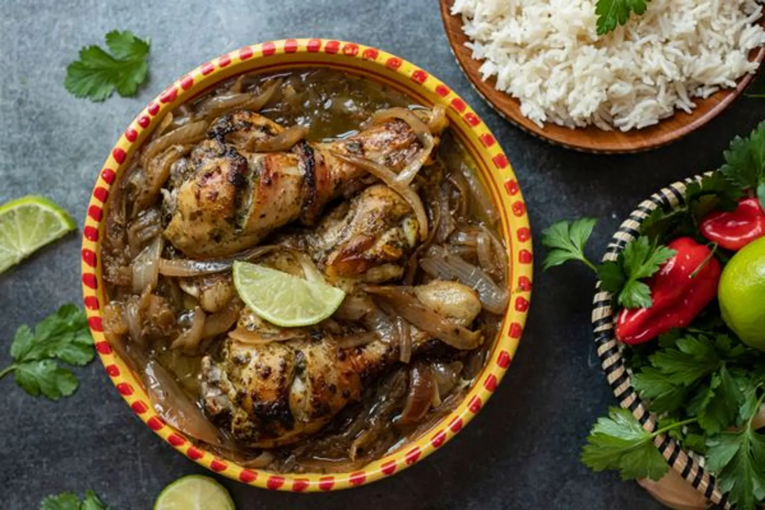 bol de yassa poulet vue d en haut lumiere tamisee