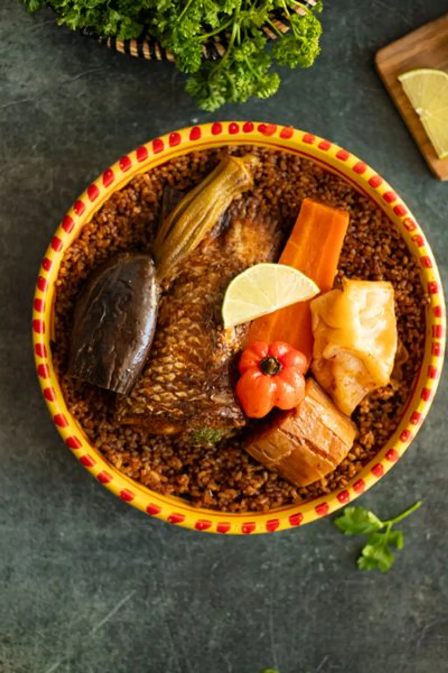bol de thieboudieune sur table grise vue en plongee