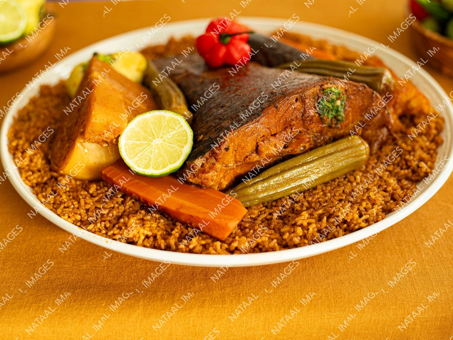plat de thieboudieune sur nappe jaune vue sur le cote rapprochee sur angle gauche du plat