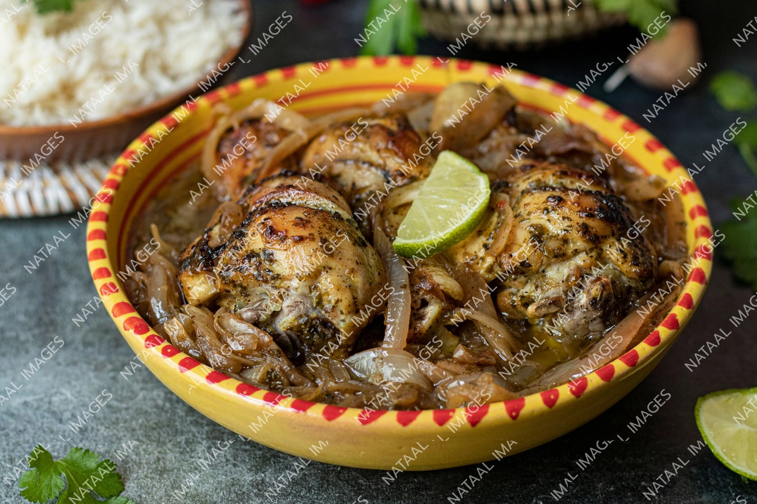 bol de yassa poulet vue en plongee