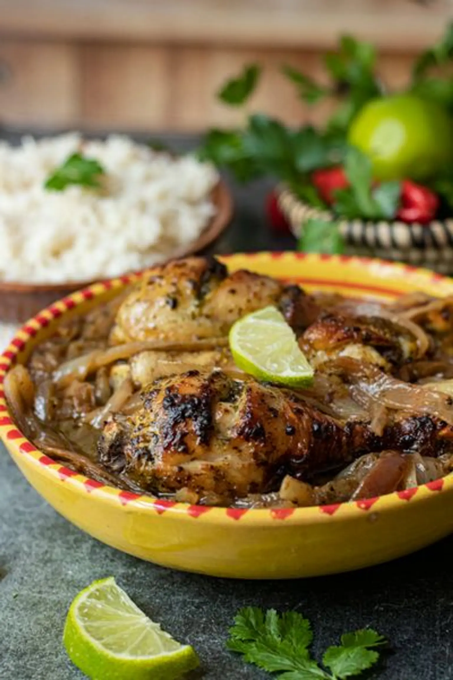 bol de yassa poulet vue sur le cote rapproche portrait
