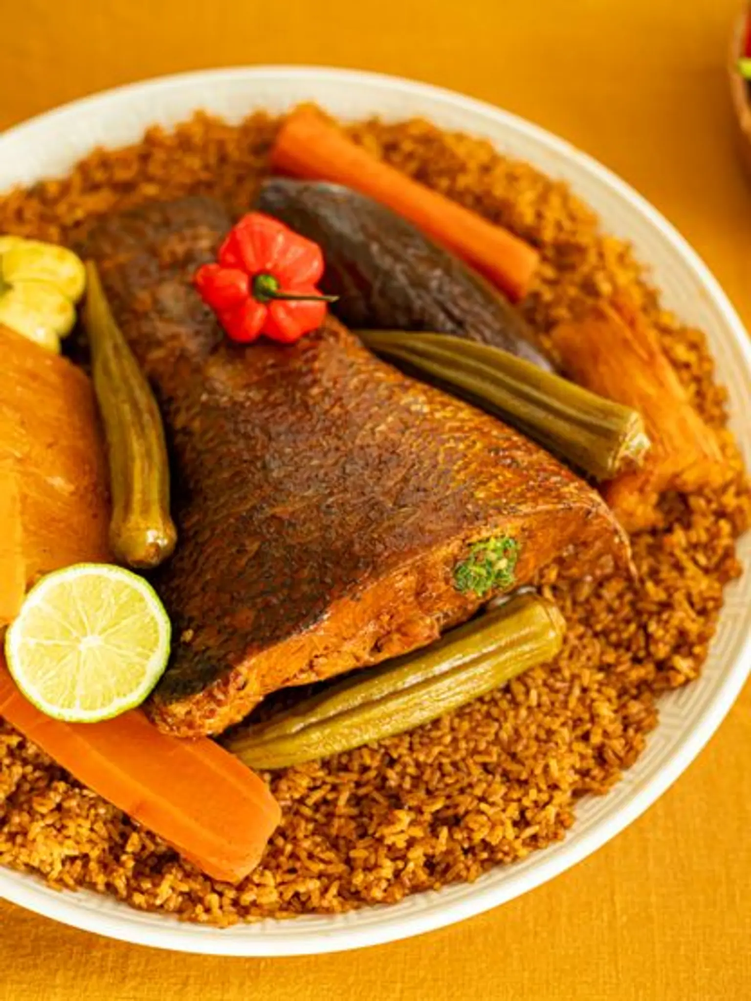 plat de thieboudieune sur nappe jaune gros plan