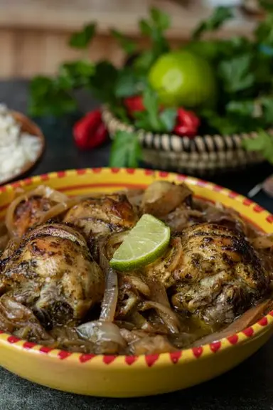 bol de yassa poulet vue sur le cote du plat complet
