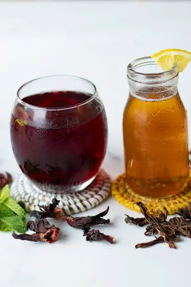deux petites boutilles de jus de bissap blanc et rouge