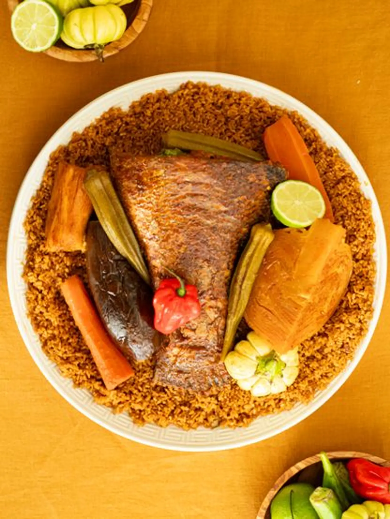 plat de thieboudieune sur nappe jaune vue d en haut cote arriere du plat portrait