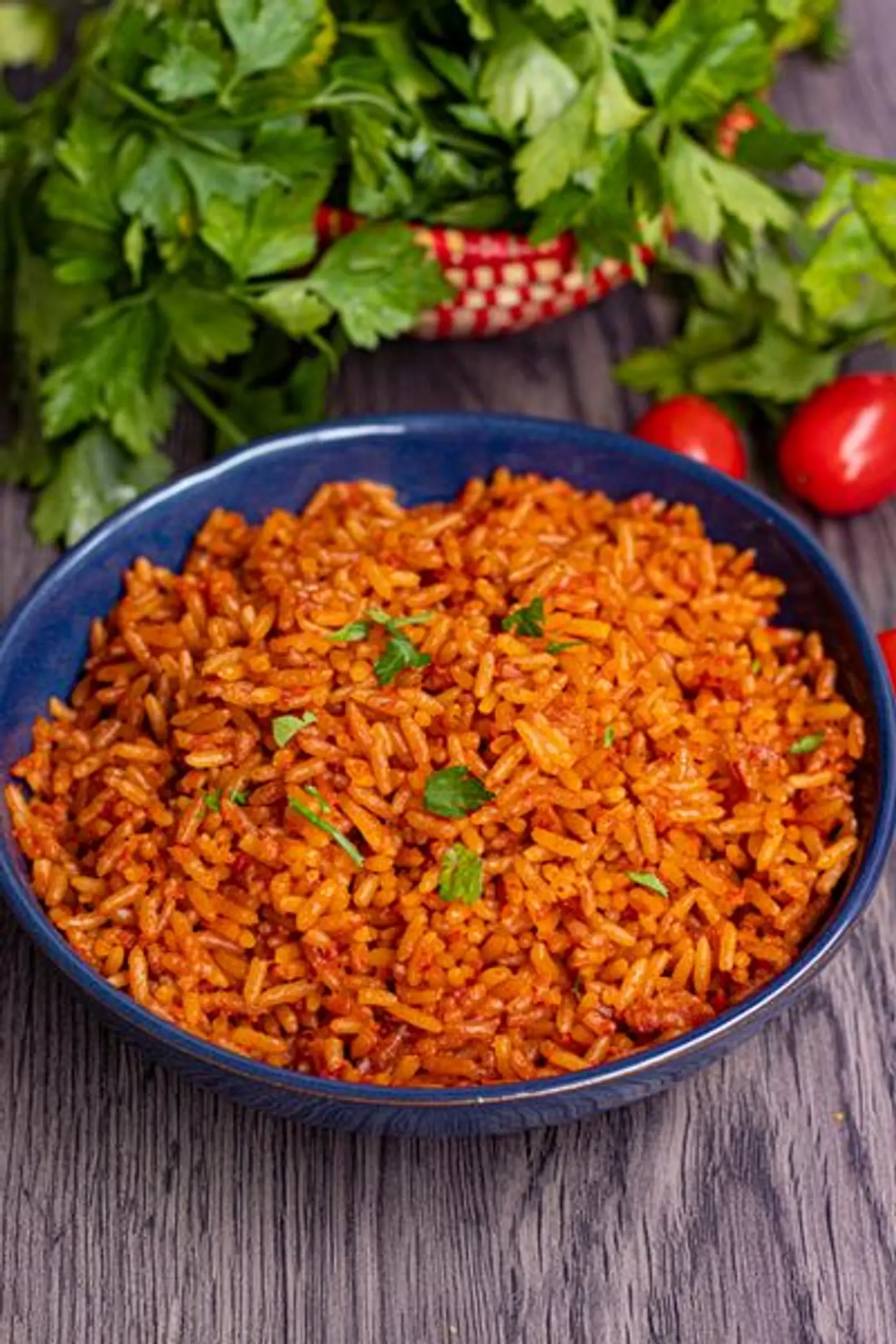 bol de riz jolof et pilons de poulets vue en plongee