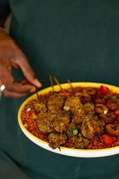 plat de riz jolof brochettes haoussa et alloco vue d en face