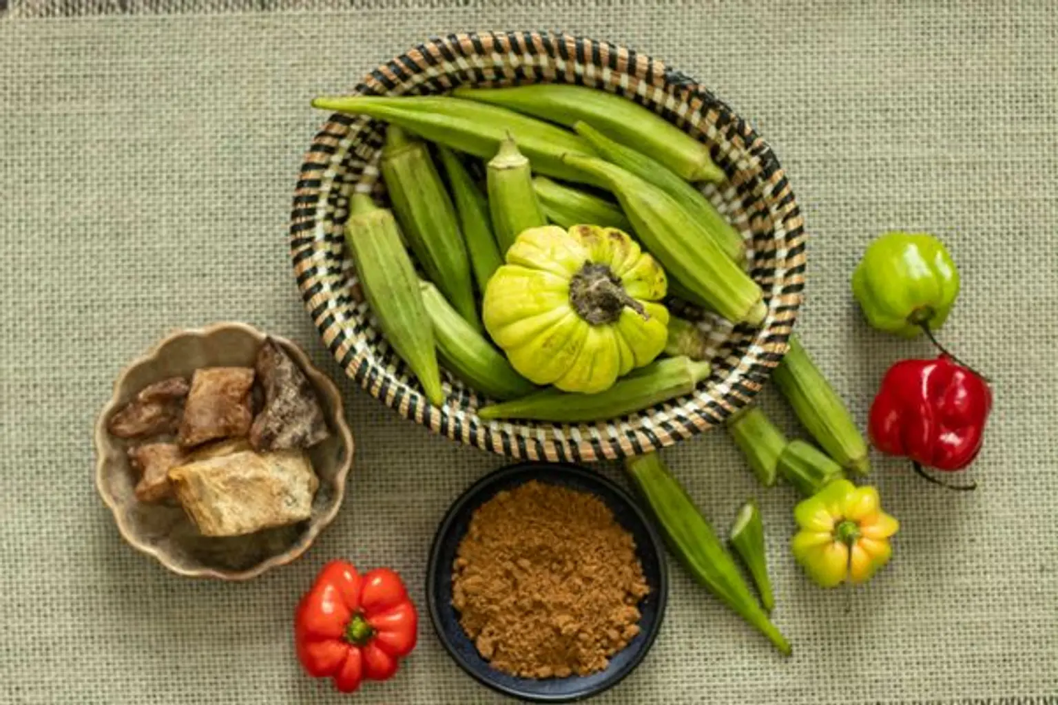 gombos aubergines poudre de nere et bol de yett sur une nappe en rotin