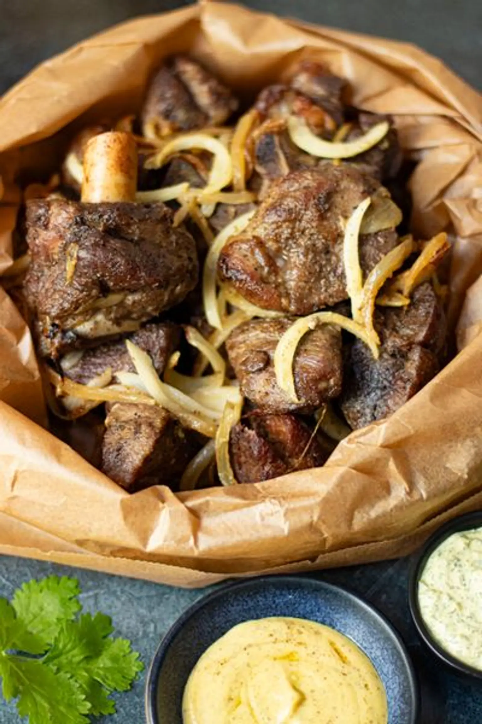 dibi d agneau et bols de sauces