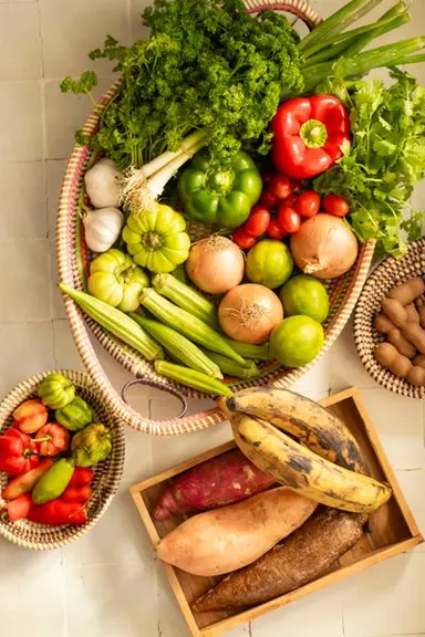 plan de travail avec legumes tubercules tamarin et piments dans un panier en vannerie