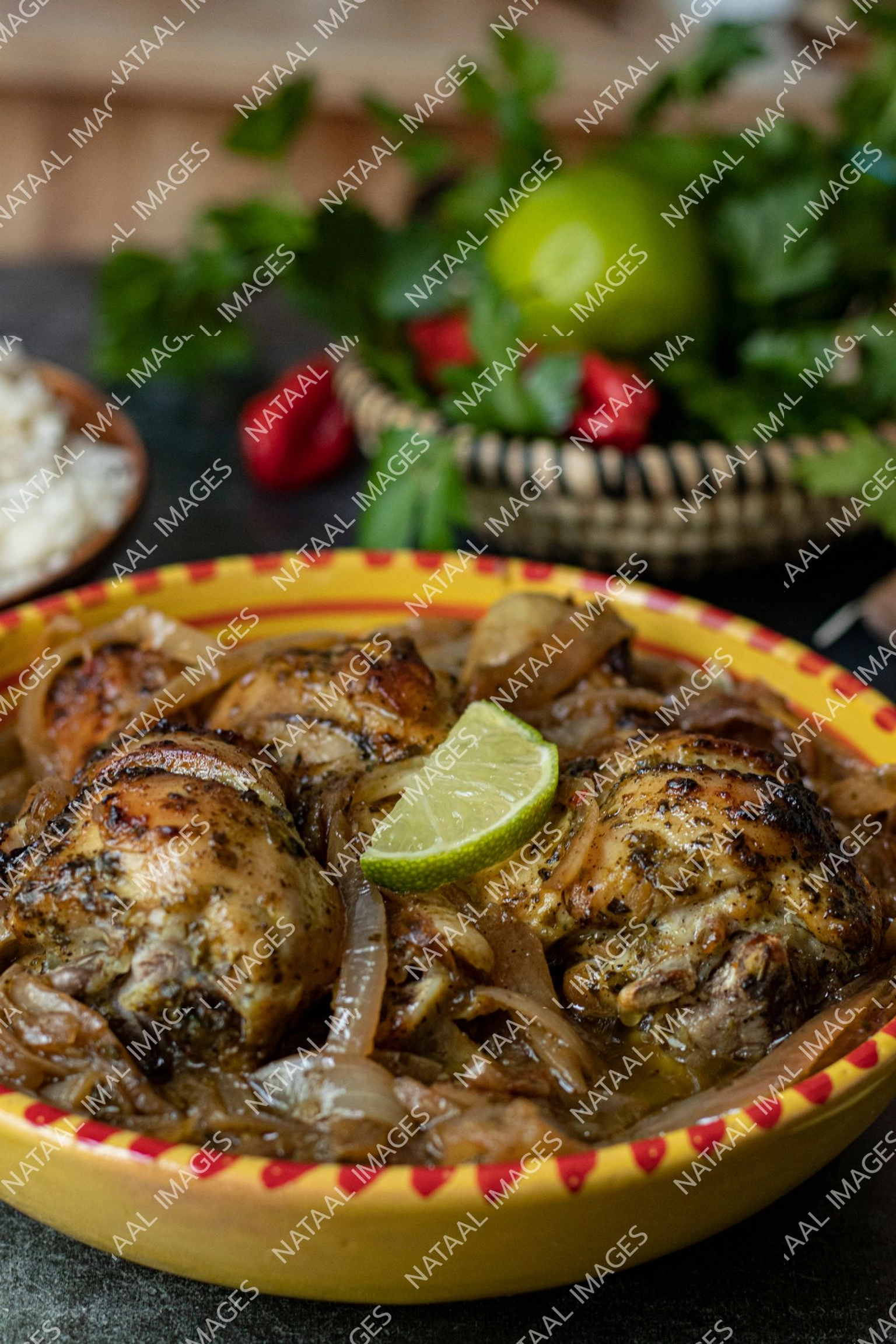 bol de yassa poulet vue sur le cote du plat complet