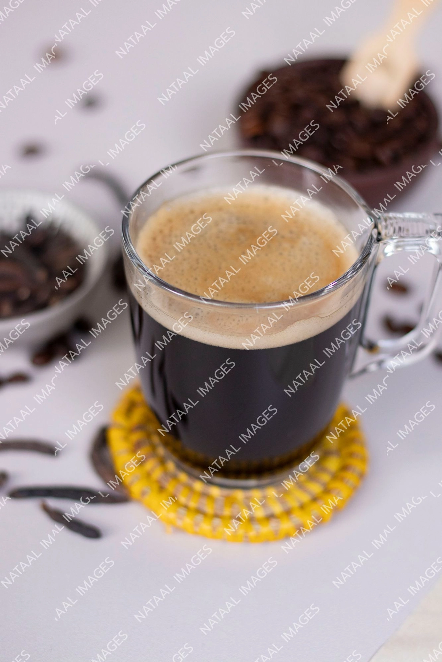 verre de cafe touba sur sous tasse en vannerie