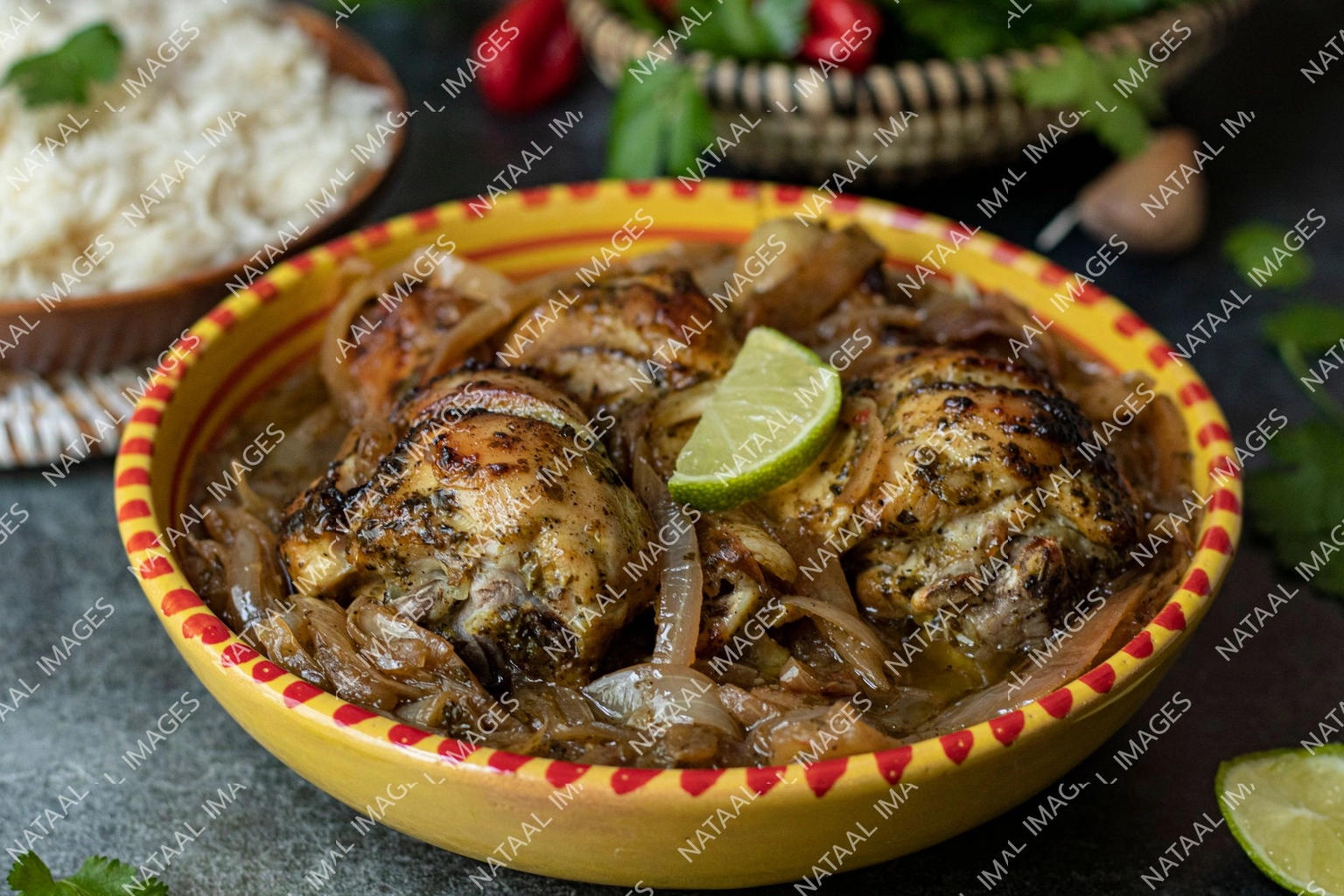 bol de yassa poulet vue en plongee zoome
