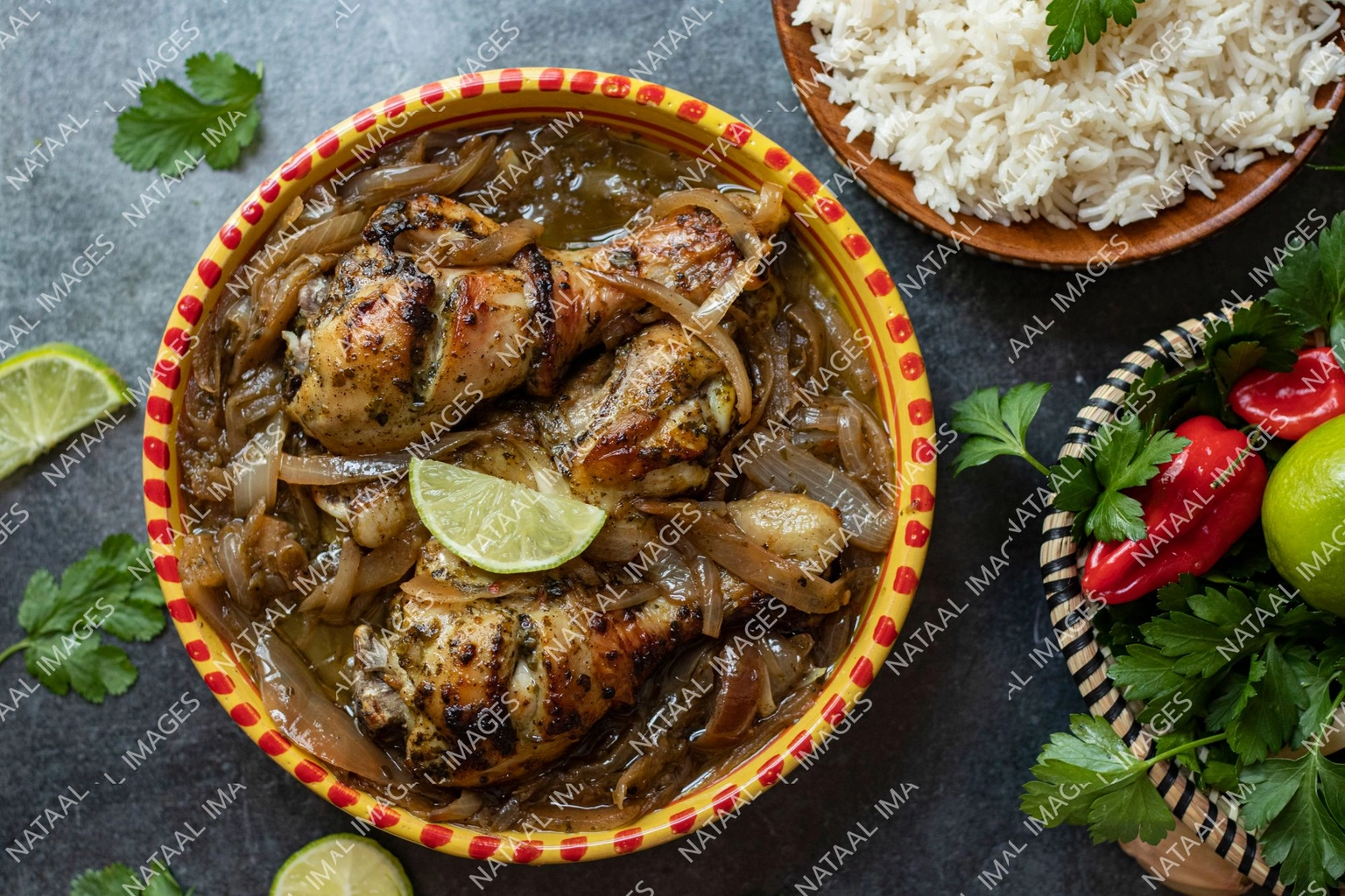 bol de yassa poulet vue d en haut lumiere tamisee
