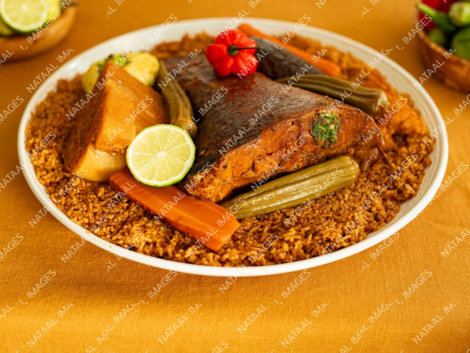 plat de thieboudieune sur nappe jaune vue en plongee sur angle gauche du plat