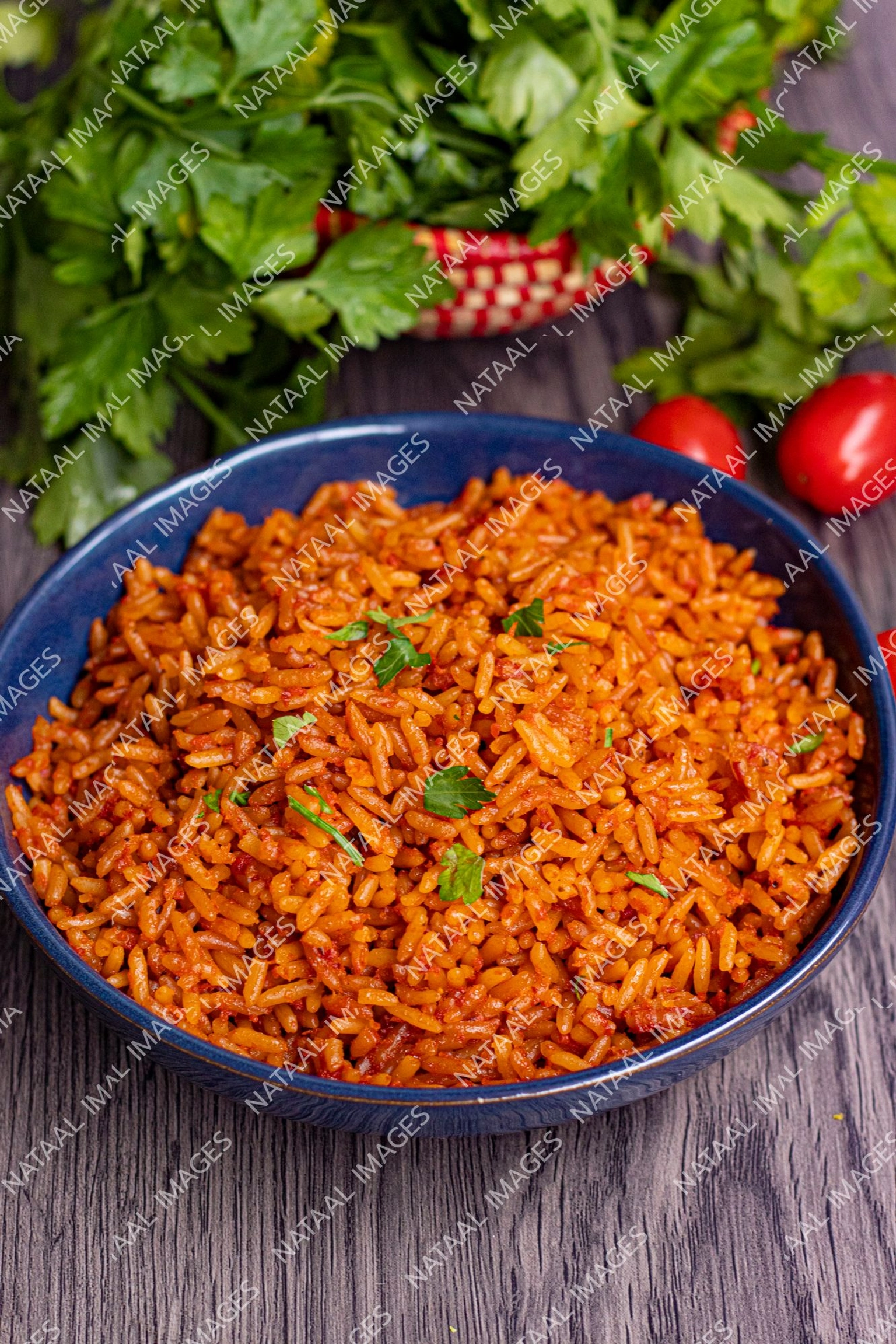bol de riz jolof et pilons de poulets vue en plongee