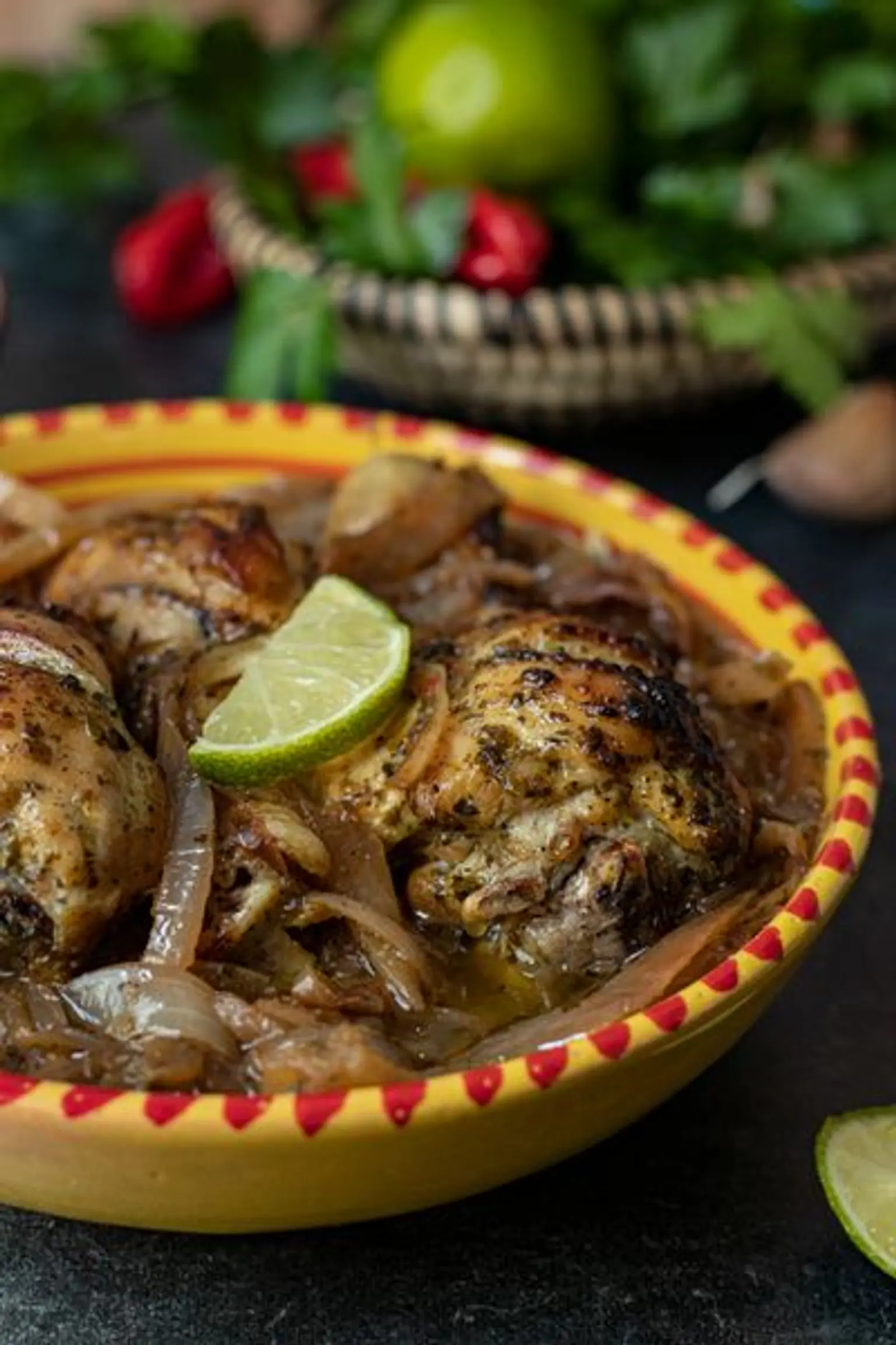 bol de yassa poulet vue sur le cote du plat partiel