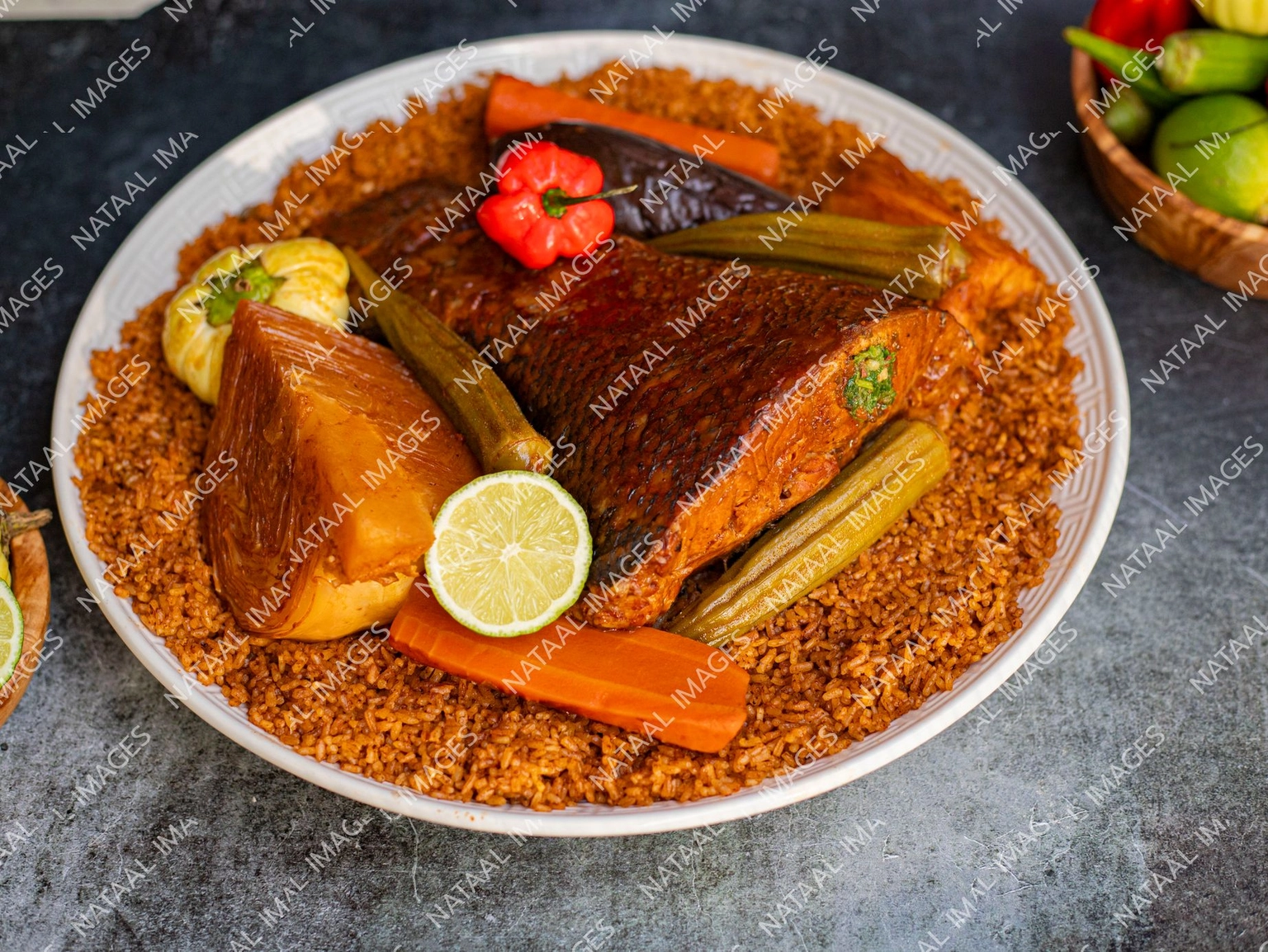 plat de thieboudieune sur table grise vue de cote