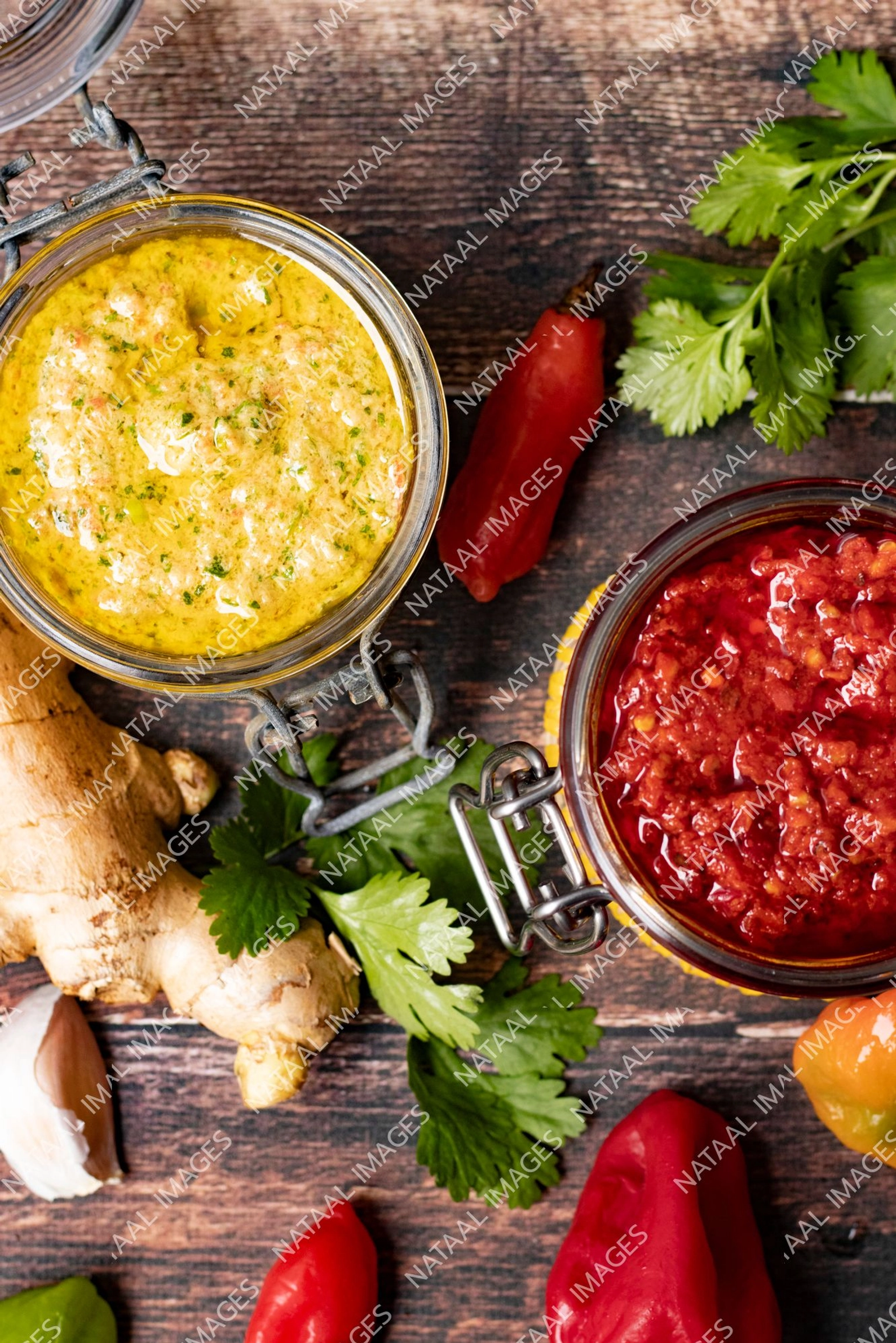bocaux ouverts de sauce et de nokoss