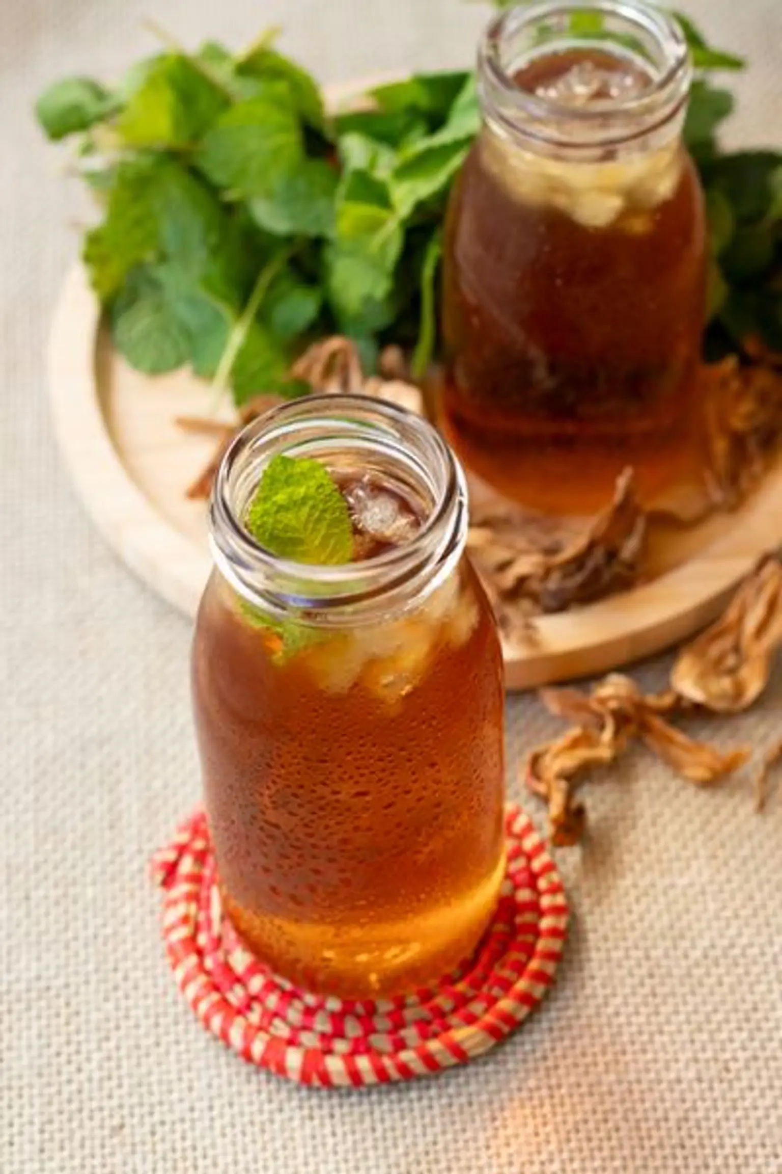 petite bouteille en verre de jus de bissap blanc