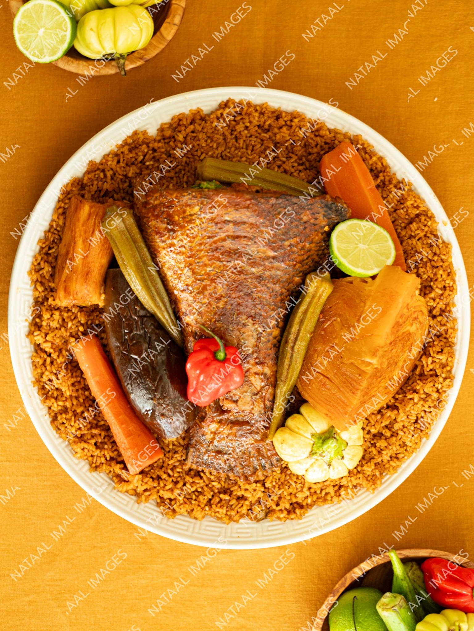 plat de thieboudieune sur nappe jaune vue d en haut cote arriere du plat portrait