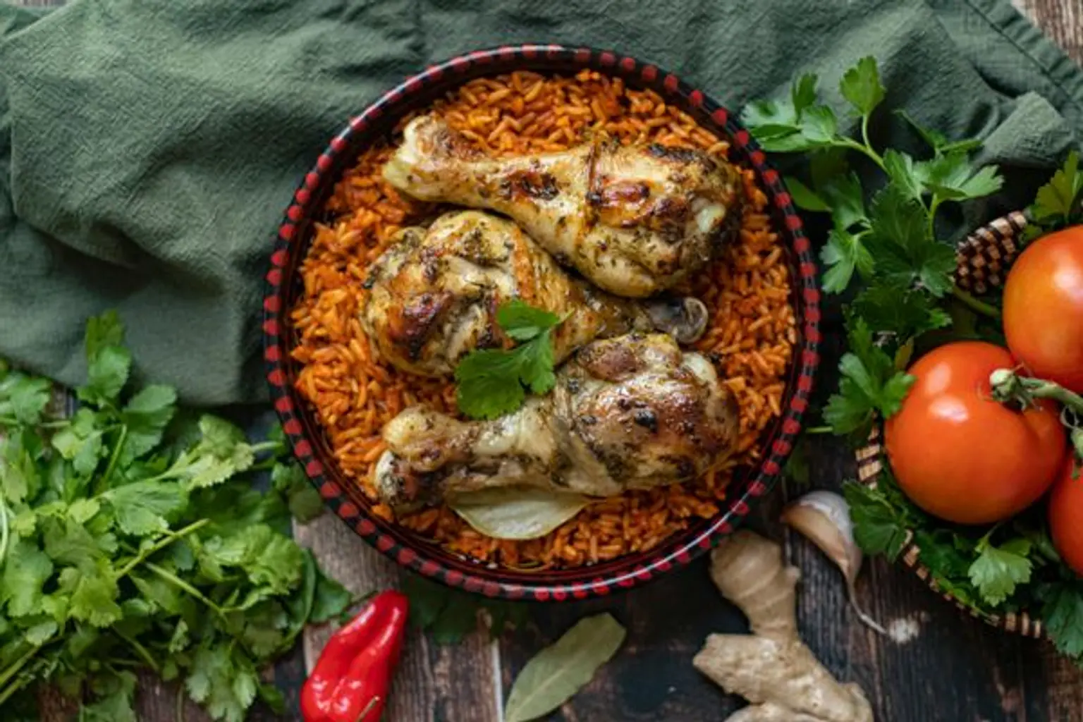bol de riz jolof et pilons de poulet vue d en haut