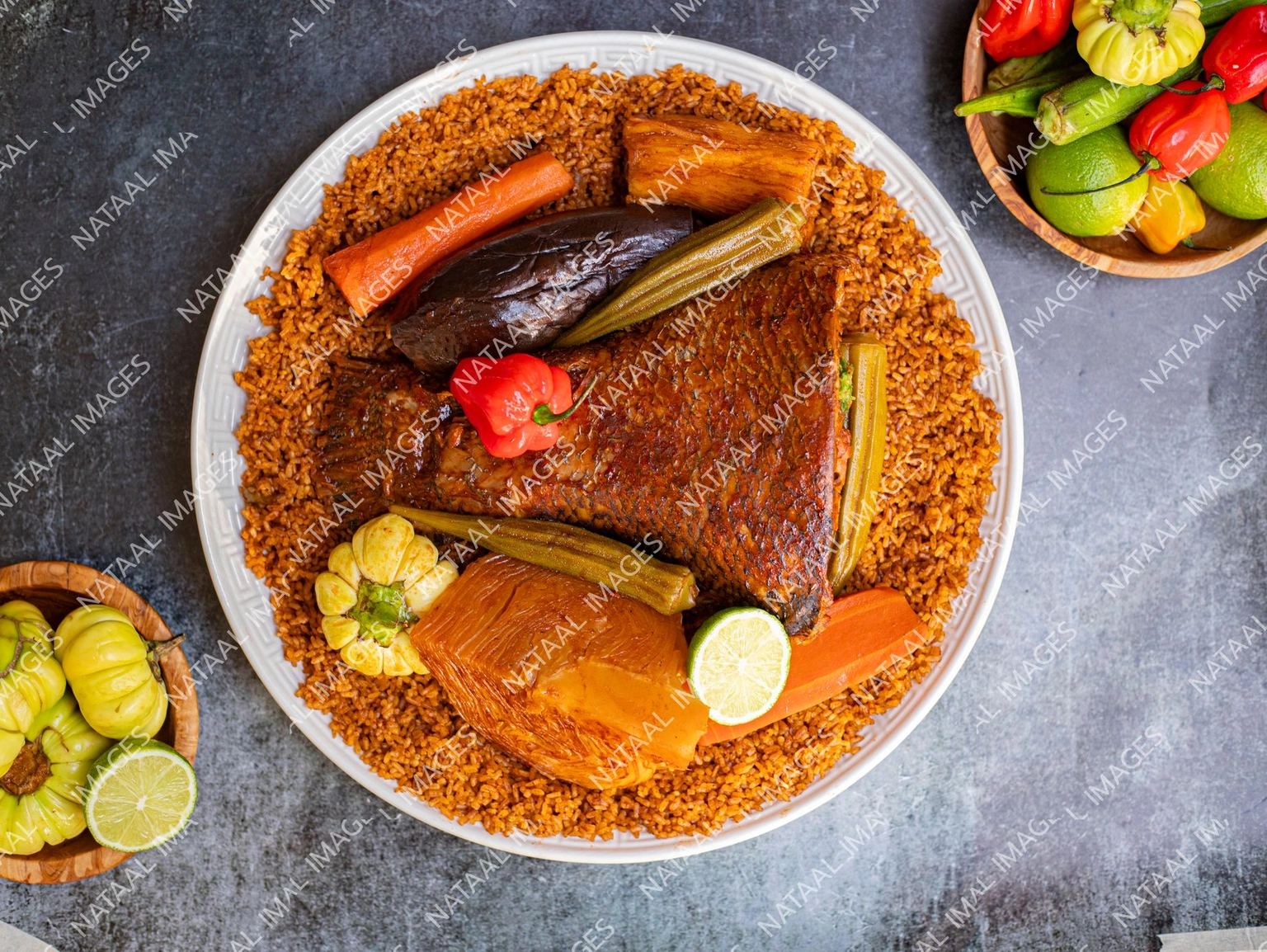 plat de thieboudieune sur table grise vue d en haut paysage