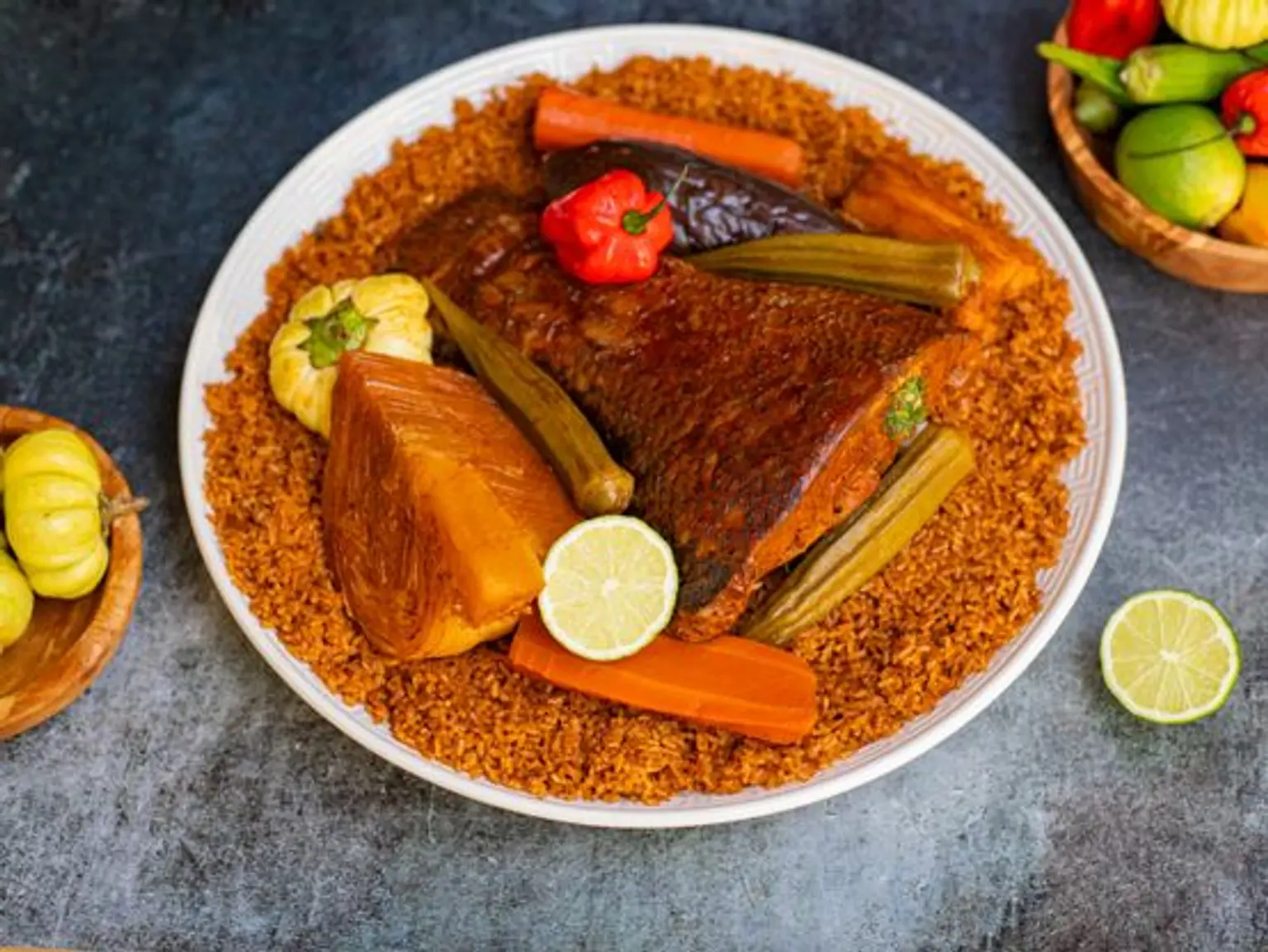 plat de thieboudieune sur table grise vue en plongee