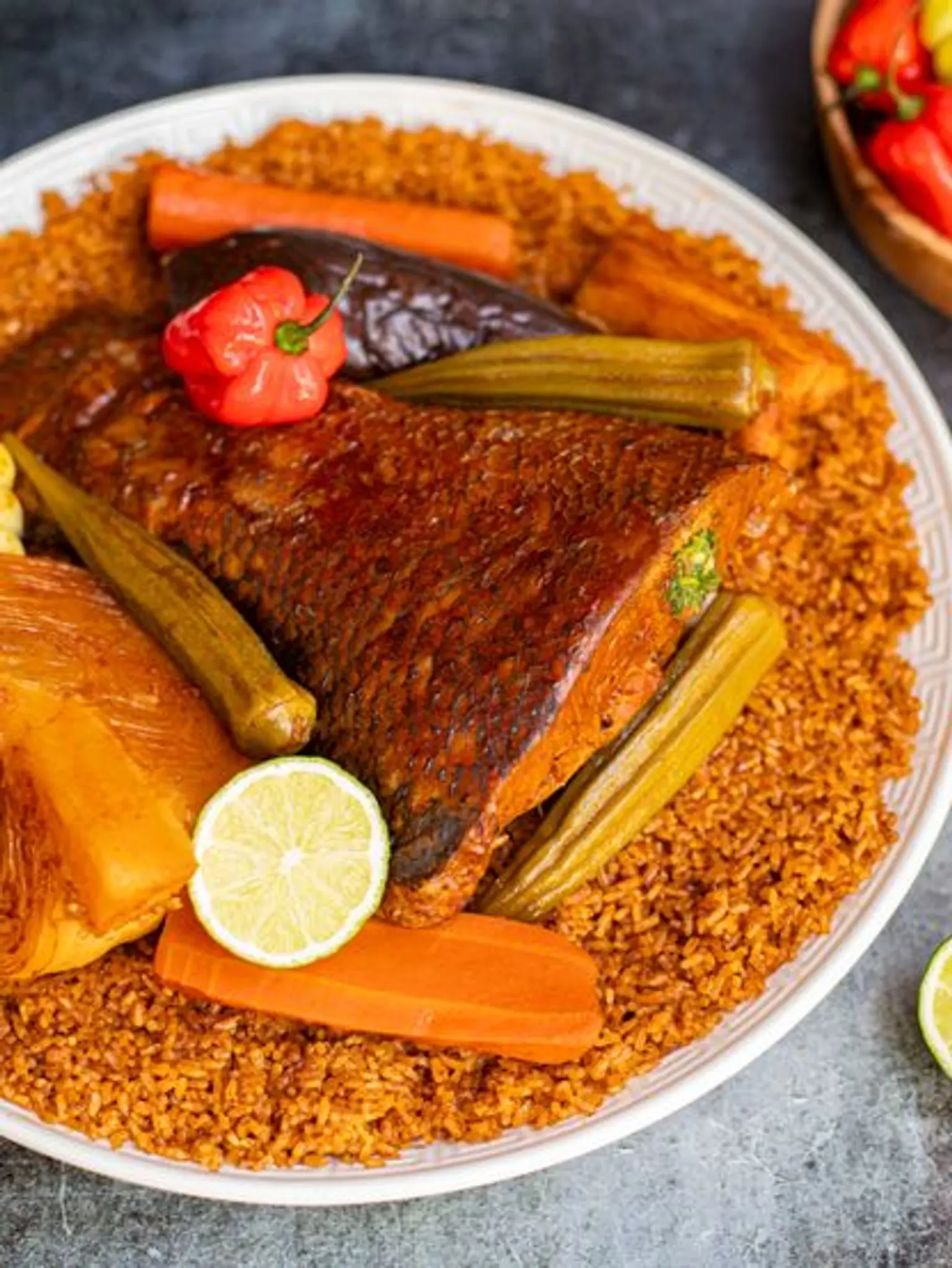 plat de thieboudieune sur table grise vue en plongee sur partie droit du plat
