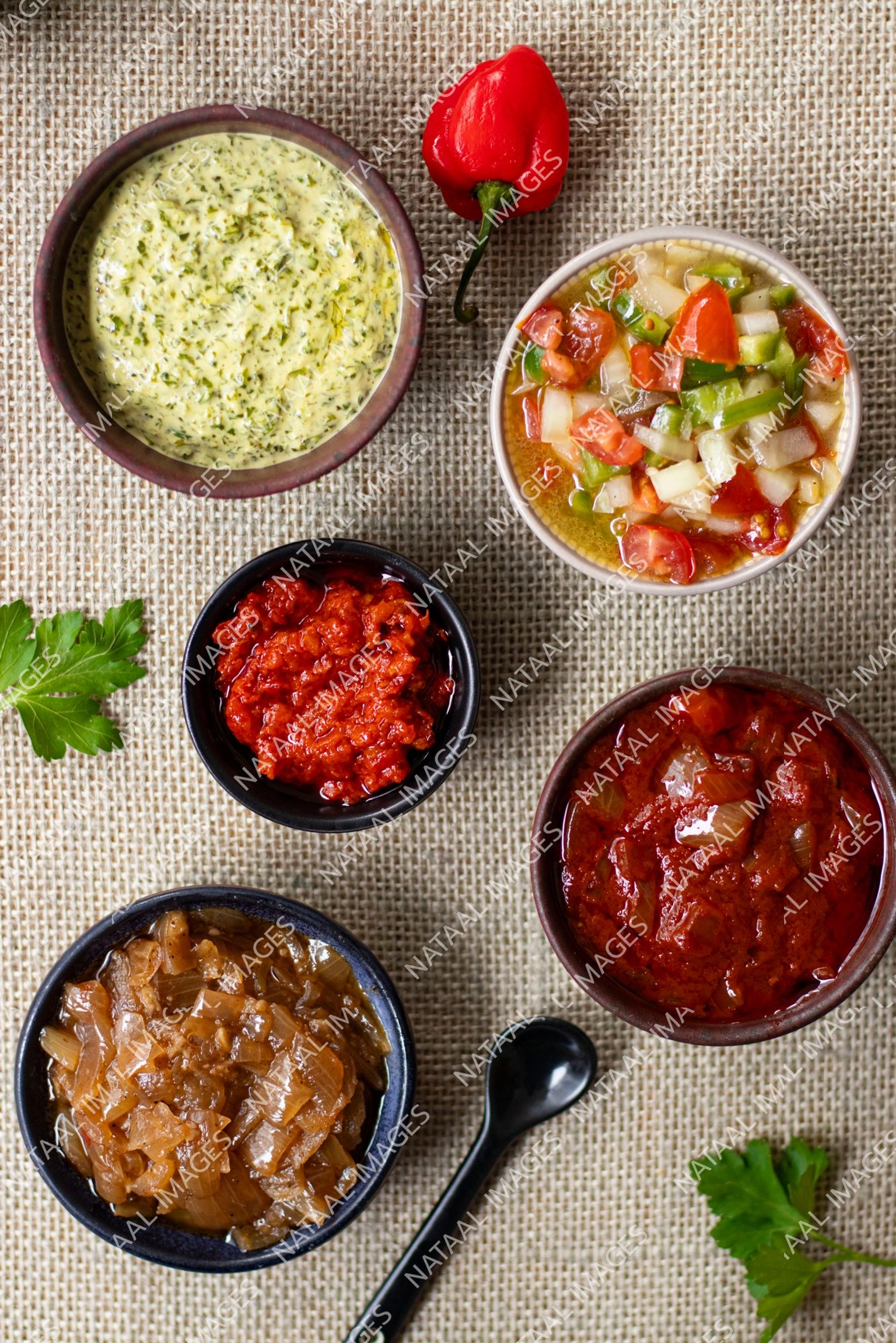 bols de sauce sur une nappe en rotin