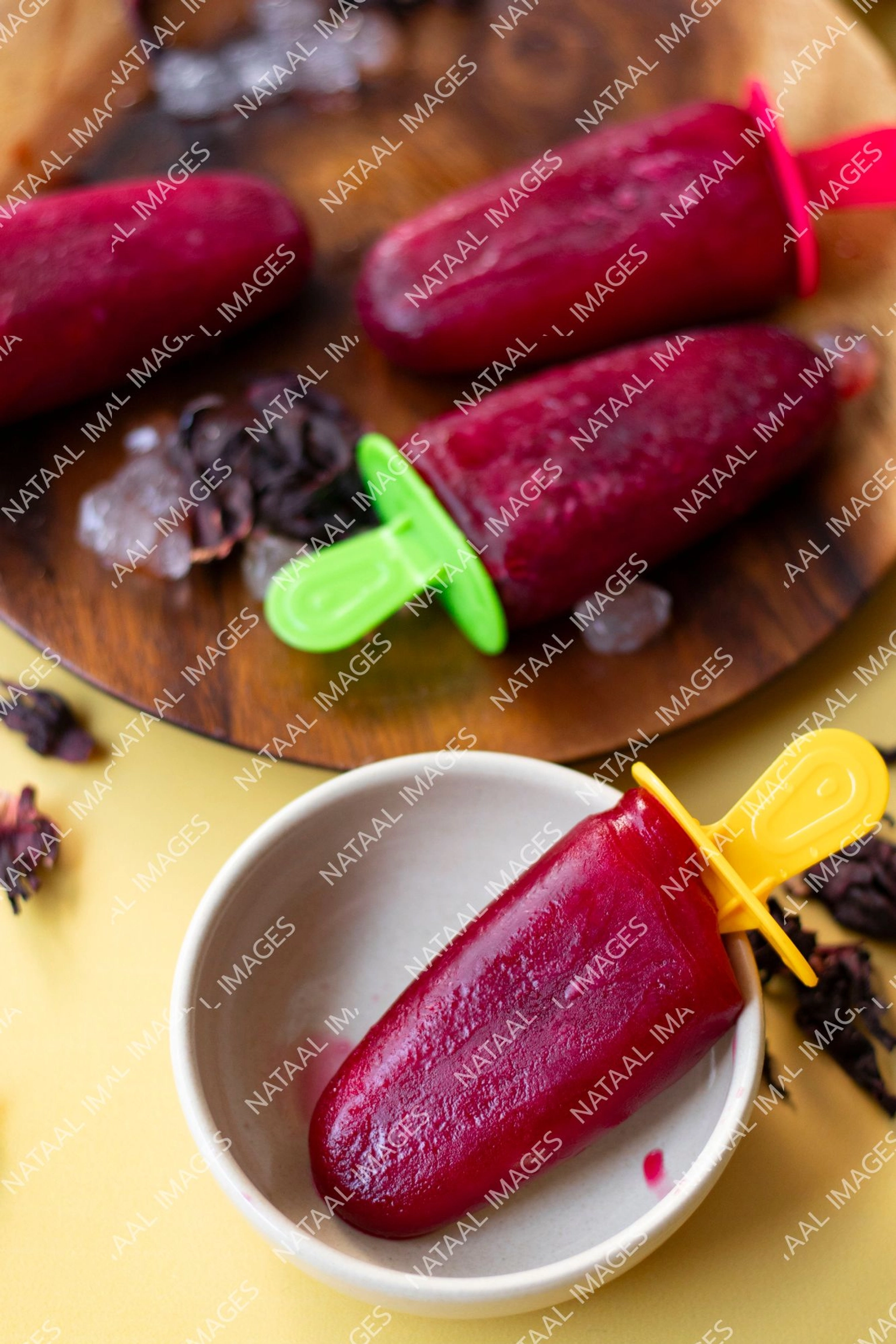 esquimaux de bissap rouge sur bol en verre blanc
