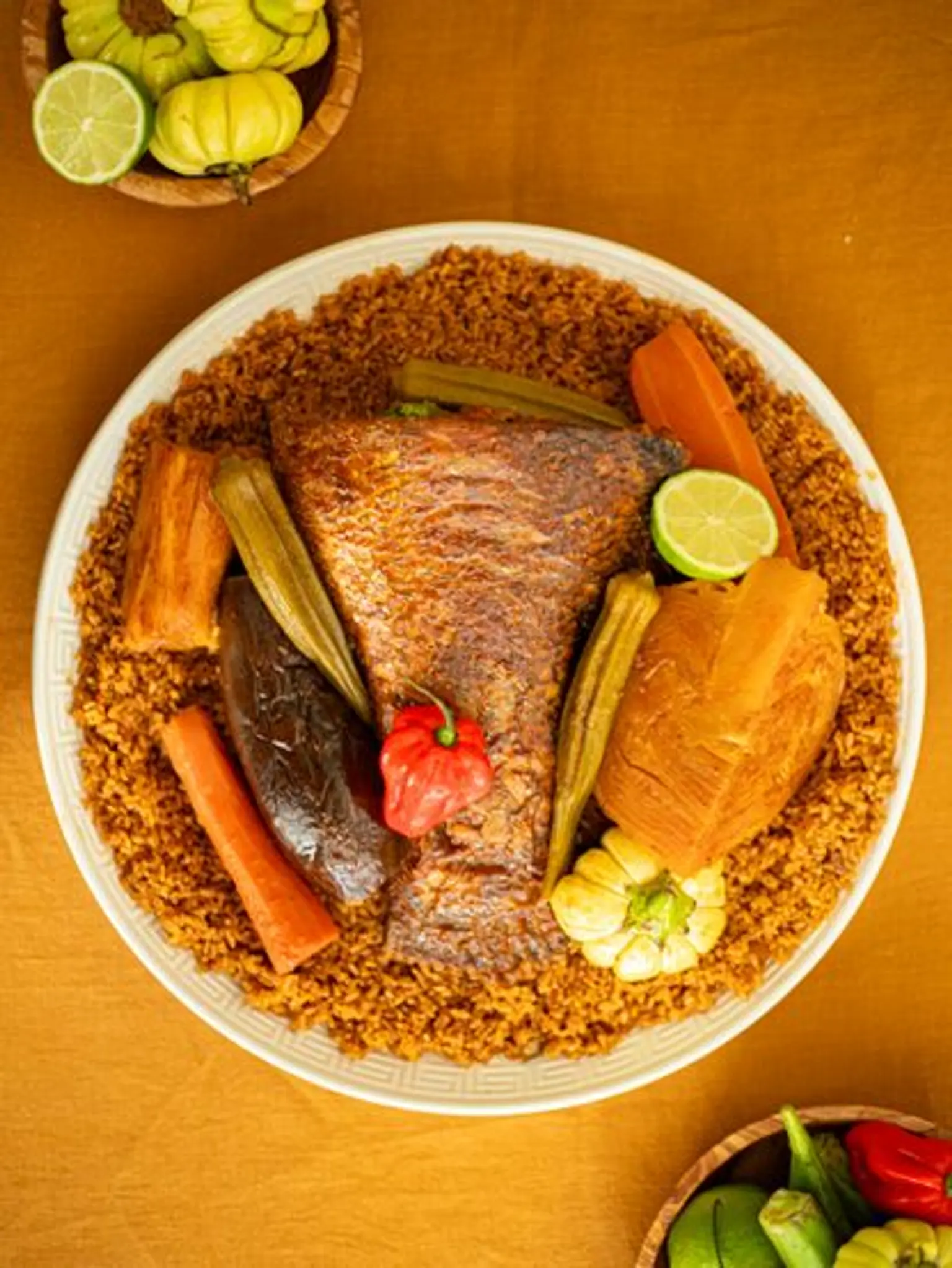 plat de thieboudieune sur nappe jaune vue d en haut portrait