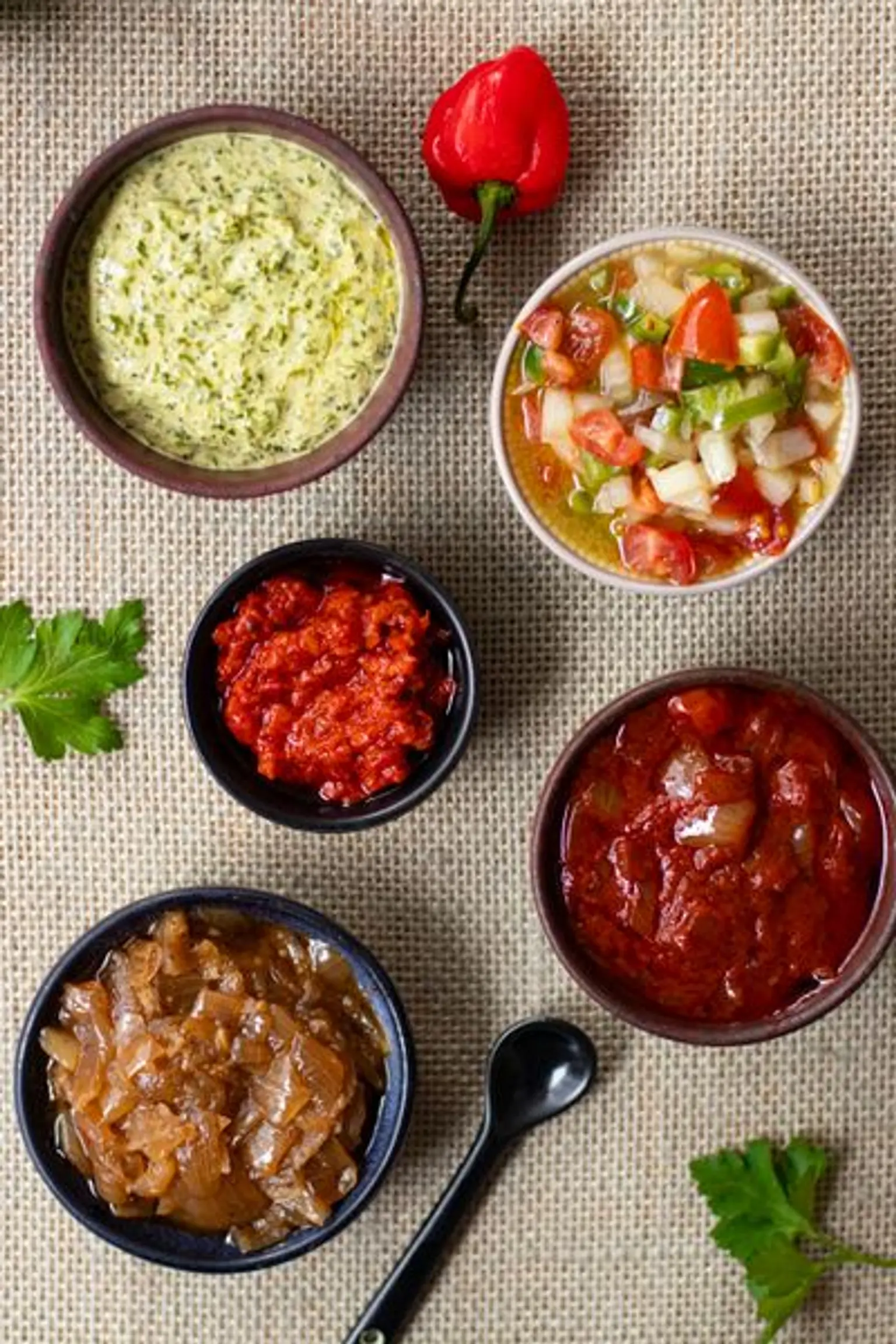 bols de sauce sur une nappe en rotin