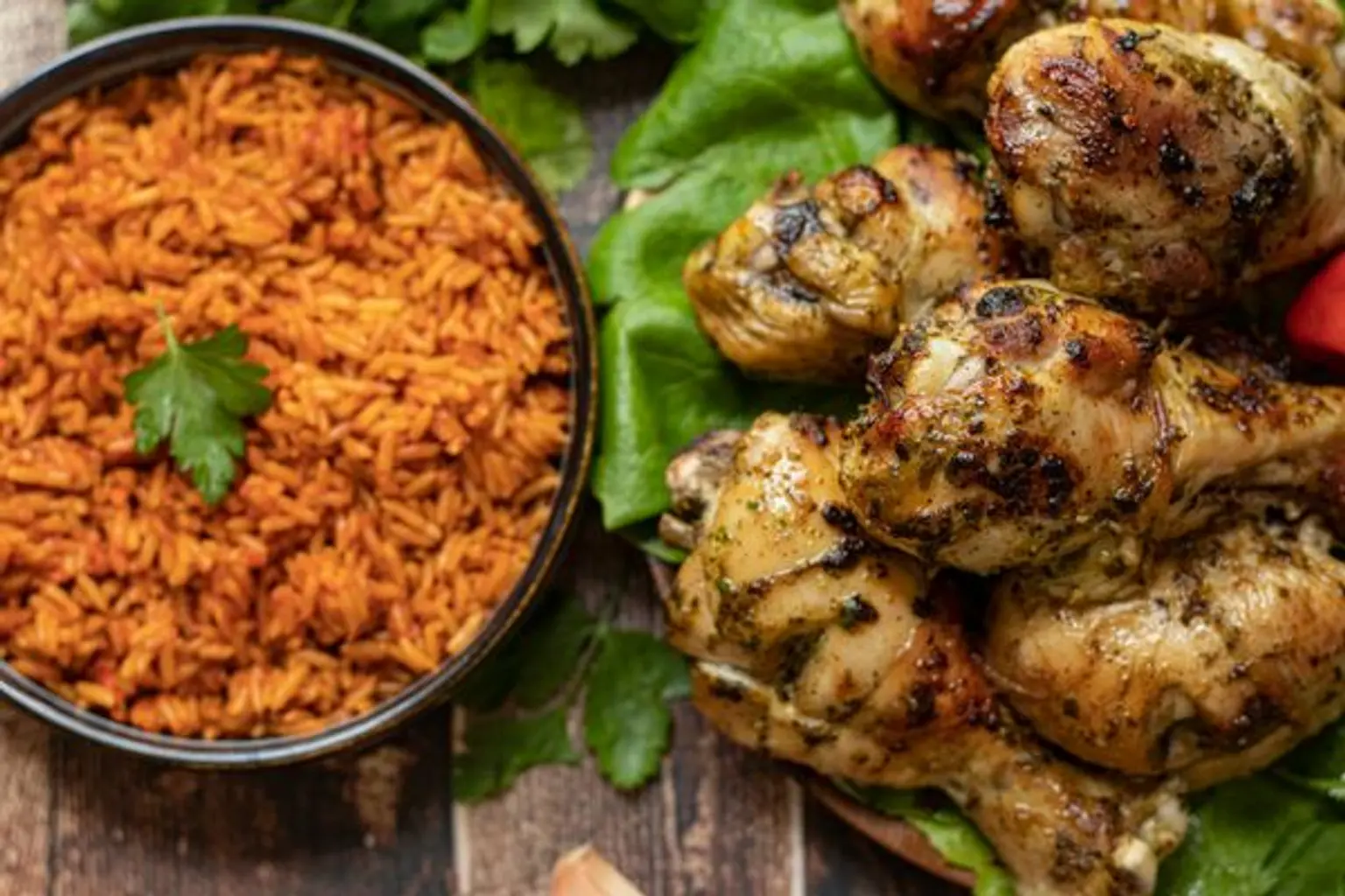 bol de jolof rice et assiette de pilons de poulet zoom sur les pilons de poulet