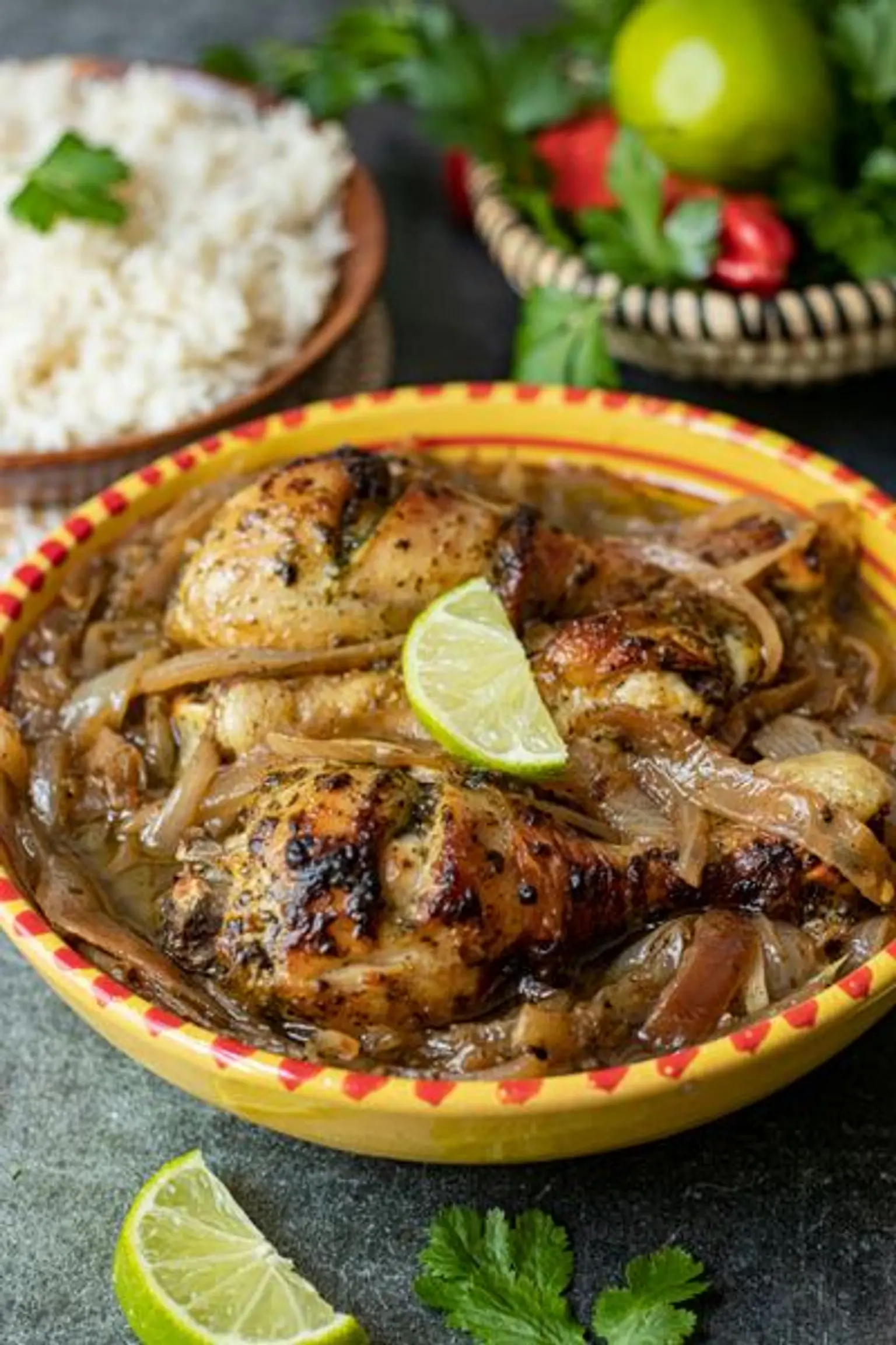 bol de yassa poulet vue en plongee portrait lumiere naturelle