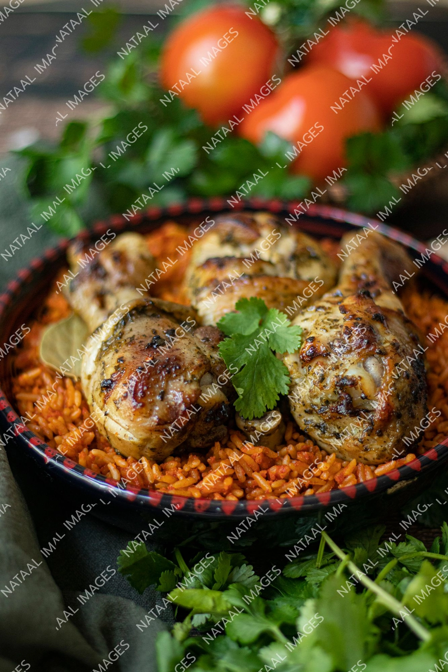 bol de riz jolof et pilons de poulet vu d en face portrait
