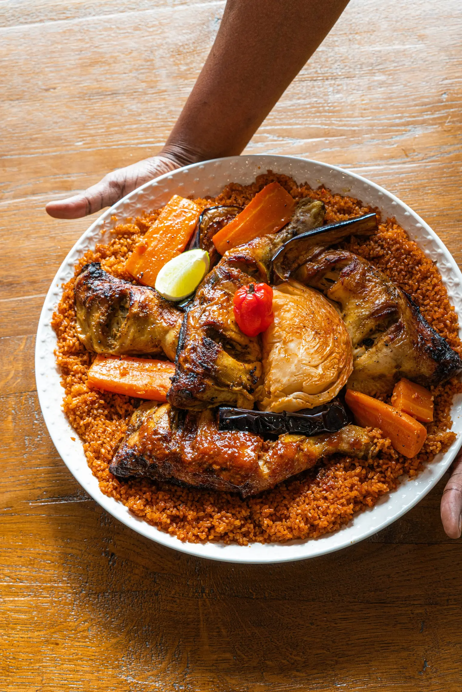 riz rouge poulet dans un grand bol