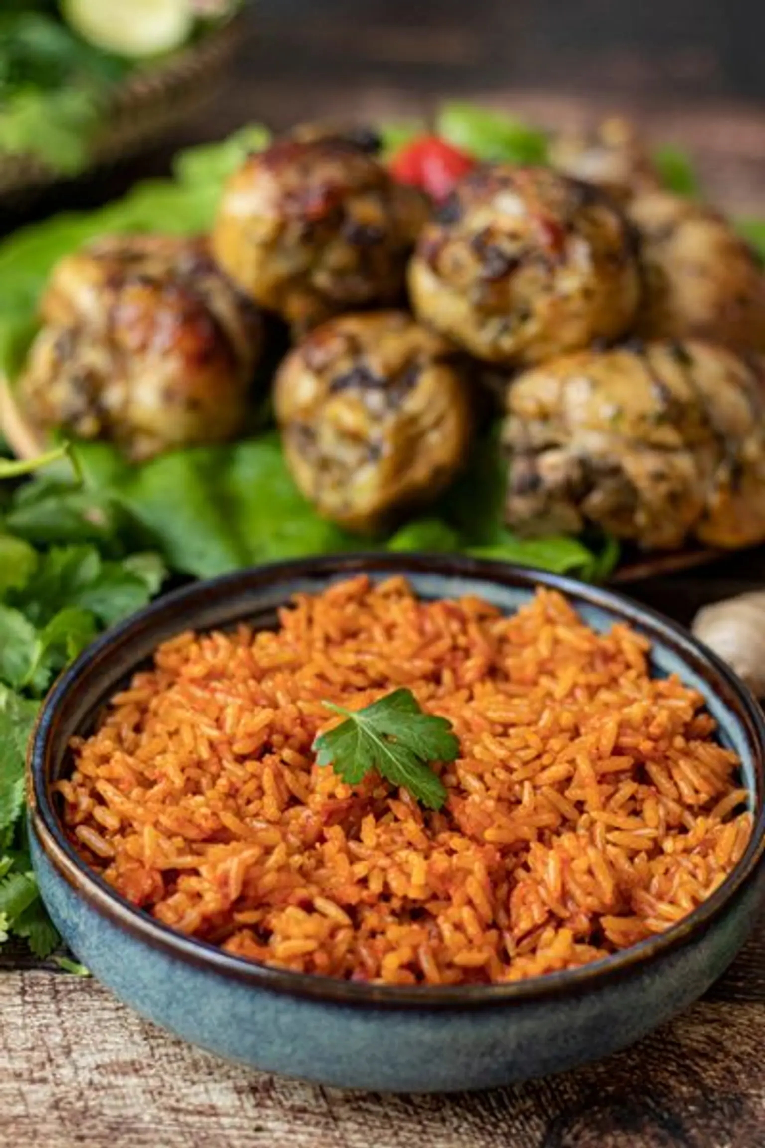 bol de jolof rice et pilons de poulet en arriere plan portrait
