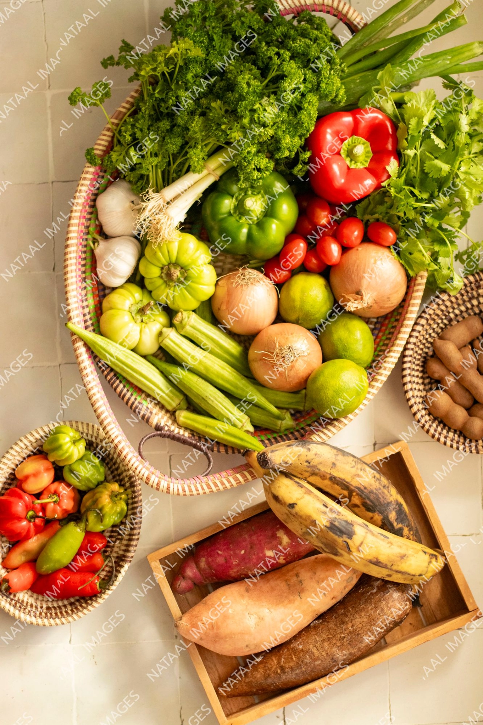 plan de travail avec legumes tubercules tamarin et piments dans un panier en vannerie