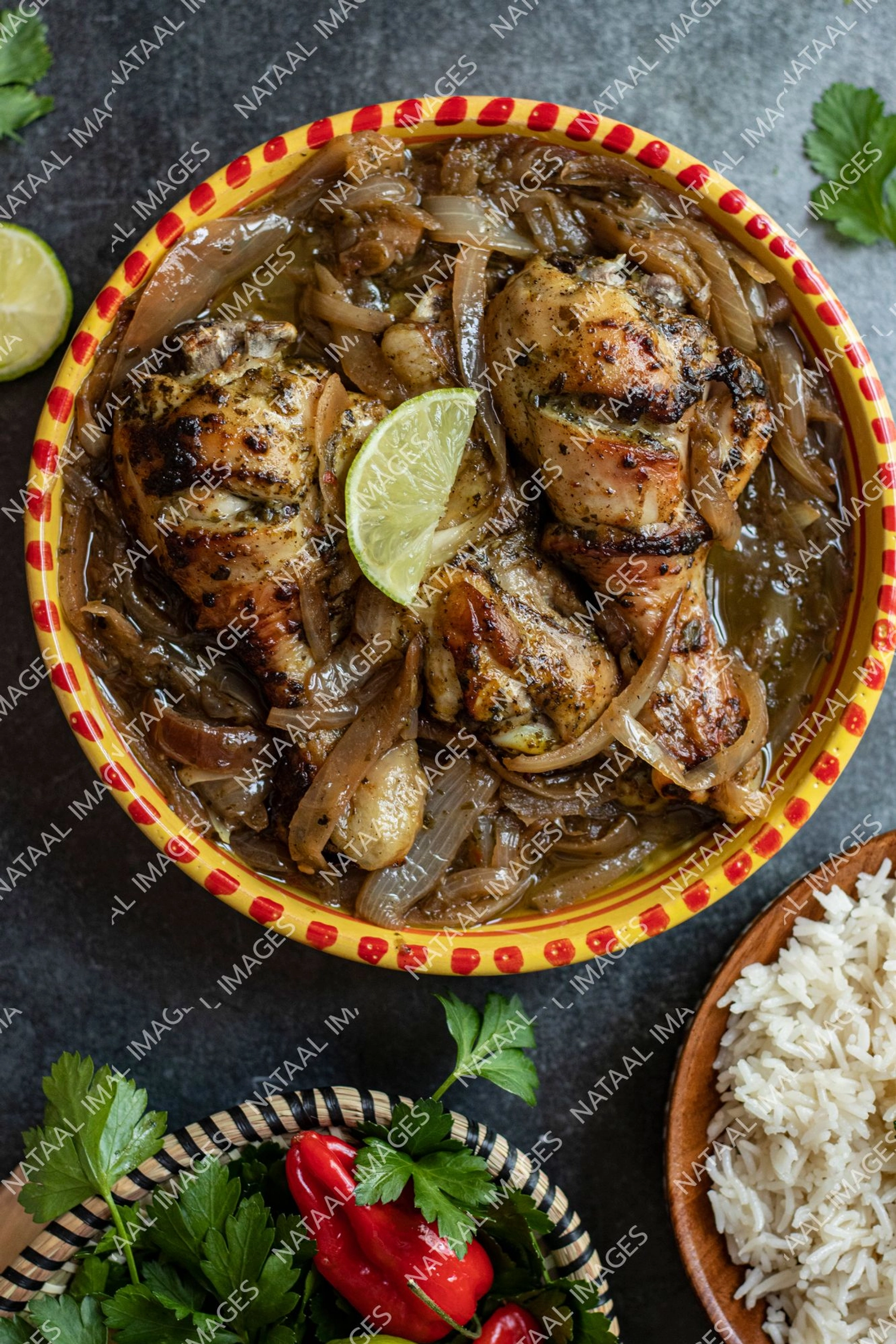 bol de yassa poulet vue d en haut portrait