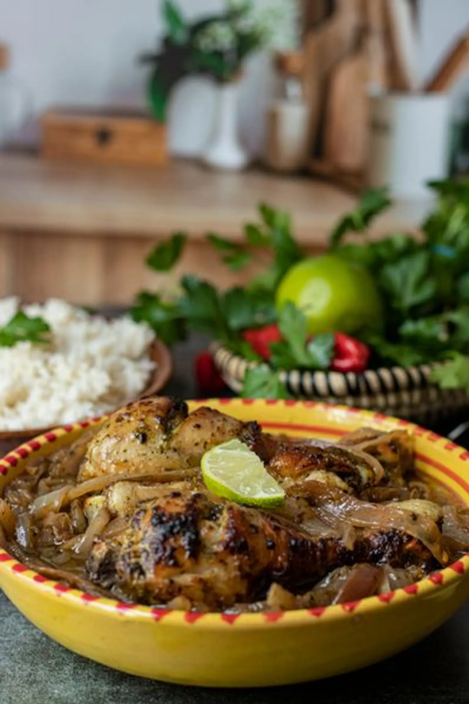 bol de yassa poulet vue sur le cote portrait