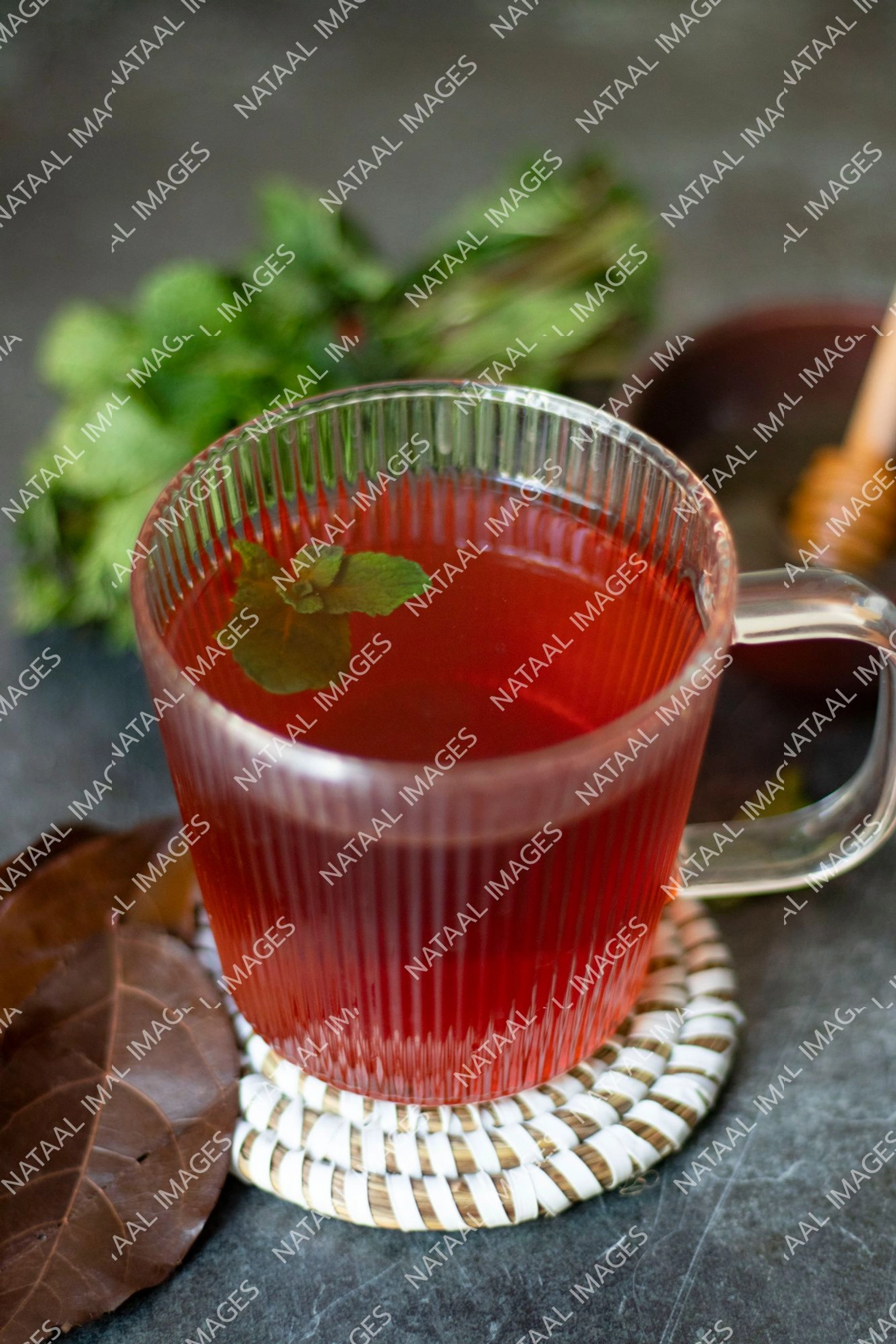 infusion de kinkeliba sur sous tasse en vannerie